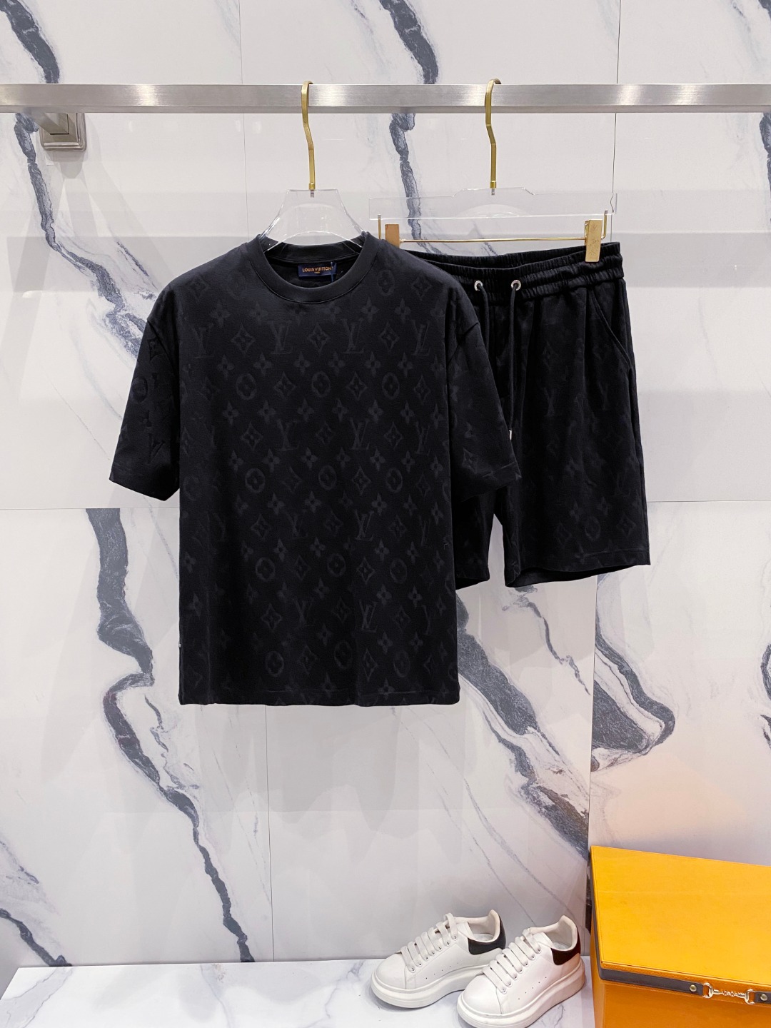 NO:482094,LV 2025 Spring and Summer latest model, men and women, classic design short-sleeved T-shirt shorts suit, customized pure cotton fabric, soft touch, comfortable to wear, fine workmanship. The upper body effect is invincible and handsome, size M-3XL, louis vuitton, shorts, T-shirt, tees, t-shirt, alexander wang19860909LV 2025春夏最新款,男女同款,经典设计短袖T恤短裤套装,定制纯棉面料,手感柔软,穿着舒适,做工精细.上身效果无敌帅气,码数M-3XL,,louis vuitton,shorts,T-shirt,tees，t-shirt,alexander wang,Men's clothing