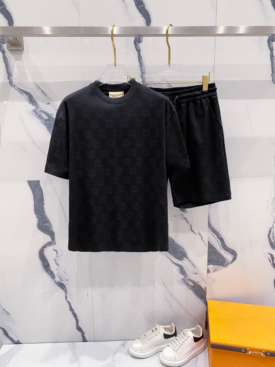 NO:482104,Guqi's latest spring and summer 2025 model, same style for men and women, classic design short-sleeved T-shirt shorts suit, customized pure cotton fabric, soft touch, comfortable to wear, fine workmanship. The upper body effect is invincible and handsome, size M-3XL, shorts, T-shirt, tees, t-shirt, alexander wang19860909古奇 2025春夏最新款,男女同款,经典设计短袖T恤短裤套装,定制纯棉面料,手感柔软,穿着舒适,做工精细.上身效果无敌帅气,码数M-3XL,,shorts,T-shirt,tees，t-shirt,alexander wang,Men's clothing