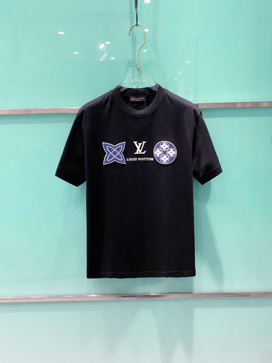 NO:418881,LV 2025 summer new men and women's short-sleeved T-shirt,!  Customized exclusive pure cotton fabric, customized original craft threads, and chest heavy-work letter logo craft design!  Simple and generous, calm and versatile, extremely high-end, perfectly integrated with fashion and style, a top fashionable style that perfectly suits the outside wear!  The overall feeling is natural!  The ultimate classic versatile short-sleeved T-shirt is designed with the latest three-dimensional letter logo pattern elements!  The ultimate perfection of heavy industry!  Fans who pursue high quality are please buy them by themselves, and all fans who know the goods are invited to appreciate this model together!  !  Size S-2XL S S S Shoulder Width 46 Bust 102 Clothes 66 Sleeve length 22 M Sleeve width 47 Bust 106 Clothes 67 Sleeve length 23 L Sleeve width 48 Bust 110 Clothes 68 Sleeve length 24 XL Sleeve width 49 Bust 114 Clothes 69 Sleeve length 25 2XL Sleeve width 50 Bust 116 Clothes 70 Sleeve length 26,,louis vuitton,T-shirt,tees,t-shirt,alexander wang19860909LV 2025夏装新款男女同款短袖T恤,！定制专属纯棉面料,定制原版工艺螺纹,胸前重工字母logo工艺设计！简约大方,从容百搭,档次极高,完美融入时尚还有风情感一款完美符合外穿的顶尖时髦气质款！整体给人浑然天成的感觉！极致经典的百搭型短袖T恤,采用最新的立体字母logo图案元素设计！极致的重工极致的完美！追求高品质的粉丝们请自行抢购,诚邀所有识货的粉丝一同鉴赏此款！！ 尺码S-2XL S码肩宽46 胸围102 衣长66 袖长22 M码肩宽47 胸围106 衣长67 袖长23 L码肩宽48 胸围110 衣长68 袖长24 XL码肩宽49 胸围114 衣长69 袖长25 2XL码肩宽50 胸围116 衣长70 袖长26,,louis vuitton,T-shirt,tees，t-shirt,alexander wang,Men's clothing