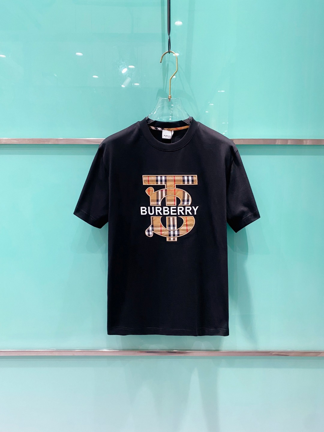 NO:418903,Burberry 2025 summer clothes new short-sleeved T-shirt for men and women,!  Customized exclusive pure cotton fabric, customized original craft threads, and chest heavy-work letter logo craft design!  Simple and generous, calm and versatile, extremely high-end, perfectly integrated with fashion and style, a top fashionable style that perfectly suits the outside wear!  The overall feeling is natural!  The ultimate classic versatile short-sleeved T-shirt is designed with the latest three-dimensional letter logo pattern elements!  The ultimate perfection of heavy industry!  Fans who pursue high quality are please buy them by themselves, and all fans who know the goods are invited to appreciate this model together!  !  Size S-2XL S S S Shoulder Width 46 Bust 102 Clothes 66 Sleeve length 22 M Sleeve width 47 Bust 106 Clothes 67 Sleeve length 23 L Sleeve width 48 Bust 110 Clothes 68 Sleeve length 24 XL Sleeve width 49 Bust 114 Clothes 69 Sleeve length 25 2XL Sleeve width 50 Bust 116 Clothes 70 Sleeve length 26,,burberry,T-shirt,tees,t-shirt,alexander wang19860909巴宝莉 2025夏装新款男女同款短袖T恤,！定制专属纯棉面料,定制原版工艺螺纹,胸前重工字母logo工艺设计！简约大方,从容百搭,档次极高,完美融入时尚还有风情感一款完美符合外穿的顶尖时髦气质款！整体给人浑然天成的感觉！极致经典的百搭型短袖T恤,采用最新的立体字母logo图案元素设计！极致的重工极致的完美！追求高品质的粉丝们请自行抢购,诚邀所有识货的粉丝一同鉴赏此款！！ 尺码S-2XL S码肩宽46 胸围102 衣长66 袖长22 M码肩宽47 胸围106 衣长67 袖长23 L码肩宽48 胸围110 衣长68 袖长24 XL码肩宽49 胸围114 衣长69 袖长25 2XL码肩宽50 胸围116 衣长70 袖长26,,burberry,T-shirt,tees，t-shirt,alexander wang,Men's clothing