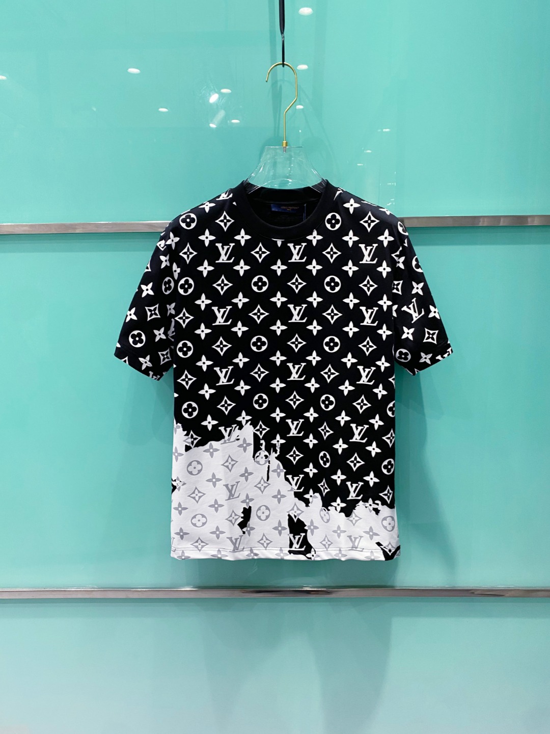 NO:418913,LV 2025 summer new men and women's short-sleeved T-shirt,!  Customized exclusive pure cotton fabric, customized original craft threads, and chest heavy-work letter logo craft design!  Simple and generous, calm and versatile, extremely high-end, perfectly integrated with fashion and style, a top fashionable style that perfectly suits the outside wear!  The overall feeling is natural!  The ultimate classic versatile short-sleeved T-shirt is designed with the latest three-dimensional letter logo pattern elements!  The ultimate perfection of heavy industry!  Fans who pursue high quality are please buy them by themselves, and all fans who know the goods are invited to appreciate this model together!  !  Size S-2XL S S S Shoulder Width 46 Bust 102 Clothes 66 Sleeve length 22 M Sleeve width 47 Bust 106 Clothes 67 Sleeve length 23 L Sleeve width 48 Bust 110 Clothes 68 Sleeve length 24 XL Sleeve width 49 Bust 114 Clothes 69 Sleeve length 25 2XL Sleeve width 50 Bust 116 Clothes 70 Sleeve length 26,,louis vuitton,T-shirt,tees,t-shirt,alexander wang19860909LV 2025夏装新款男女同款短袖T恤,！定制专属纯棉面料,定制原版工艺螺纹,胸前重工字母logo工艺设计！简约大方,从容百搭,档次极高,完美融入时尚还有风情感一款完美符合外穿的顶尖时髦气质款！整体给人浑然天成的感觉！极致经典的百搭型短袖T恤,采用最新的立体字母logo图案元素设计！极致的重工极致的完美！追求高品质的粉丝们请自行抢购,诚邀所有识货的粉丝一同鉴赏此款！！ 尺码S-2XL S码肩宽46 胸围102 衣长66 袖长22 M码肩宽47 胸围106 衣长67 袖长23 L码肩宽48 胸围110 衣长68 袖长24 XL码肩宽49 胸围114 衣长69 袖长25 2XL码肩宽50 胸围116 衣长70 袖长26,,louis vuitton,T-shirt,tees，t-shirt,alexander wang,Men's clothing