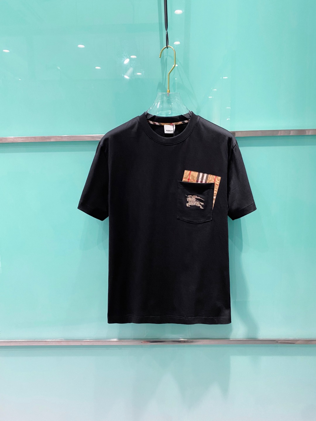 NO:418924,Burberry 2025 summer clothes new short-sleeved T-shirt for men and women,!  Customized exclusive pure cotton fabric, customized original craft threads, and chest heavy-work letter logo craft design!  Simple and generous, calm and versatile, extremely high-end, perfectly integrated with fashion and style, a top fashionable style that perfectly suits the outside wear!  The overall feeling is natural!  The ultimate classic versatile short-sleeved T-shirt is designed with the latest three-dimensional letter logo pattern elements!  The ultimate perfection of heavy industry!  Fans who pursue high quality are please buy them by themselves, and all fans who know the goods are invited to appreciate this model together!  !  Size S-2XL S S S Shoulder Width 46 Bust 102 Clothes 66 Sleeve length 22 M Sleeve width 47 Bust 106 Clothes 67 Sleeve length 23 L Sleeve width 48 Bust 110 Clothes 68 Sleeve length 24 XL Sleeve width 49 Bust 114 Clothes 69 Sleeve length 25 2XL Sleeve width 50 Bust 116 Clothes 70 Sleeve length 26,,burberry,T-shirt,tees,t-shirt,alexander wang19860909巴宝莉 2025夏装新款男女同款短袖T恤,！定制专属纯棉面料,定制原版工艺螺纹,胸前重工字母logo工艺设计！简约大方,从容百搭,档次极高,完美融入时尚还有风情感一款完美符合外穿的顶尖时髦气质款！整体给人浑然天成的感觉！极致经典的百搭型短袖T恤,采用最新的立体字母logo图案元素设计！极致的重工极致的完美！追求高品质的粉丝们请自行抢购,诚邀所有识货的粉丝一同鉴赏此款！！ 尺码S-2XL S码肩宽46 胸围102 衣长66 袖长22 M码肩宽47 胸围106 衣长67 袖长23 L码肩宽48 胸围110 衣长68 袖长24 XL码肩宽49 胸围114 衣长69 袖长25 2XL码肩宽50 胸围116 衣长70 袖长26,,burberry,T-shirt,tees，t-shirt,alexander wang,Men's clothing