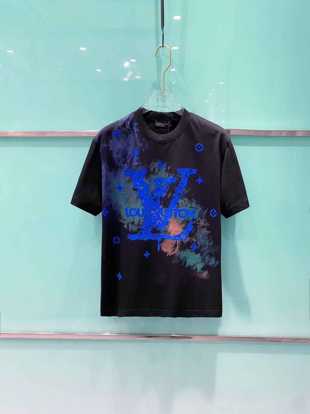 NO:418935,LV 2025 summer new men and women's short-sleeved T-shirt,!  Customized exclusive pure cotton fabric, customized original craft threads, and chest heavy-work letter logo craft design!  Simple and generous, calm and versatile, extremely high-end, perfectly integrated with fashion and style, a top fashionable style that perfectly suits the outside wear!  The overall feeling is natural!  The ultimate classic versatile short-sleeved T-shirt is designed with the latest three-dimensional letter logo pattern elements!  The ultimate perfection of heavy industry!  Fans who pursue high quality are please buy them by themselves, and all fans who know the goods are invited to appreciate this model together!  !  Size S-2XL S S S Shoulder Width 46 Bust 102 Clothes 66 Sleeve length 22 M Sleeve width 47 Bust 106 Clothes 67 Sleeve length 23 L Sleeve width 48 Bust 110 Clothes 68 Sleeve length 24 XL Sleeve width 49 Bust 114 Clothes 69 Sleeve length 25 2XL Sleeve width 50 Bust 116 Clothes 70 Sleeve length 26,,louis vuitton,T-shirt,tees,t-shirt,alexander wang19860909LV 2025夏装新款男女同款短袖T恤,！定制专属纯棉面料,定制原版工艺螺纹,胸前重工字母logo工艺设计！简约大方,从容百搭,档次极高,完美融入时尚还有风情感一款完美符合外穿的顶尖时髦气质款！整体给人浑然天成的感觉！极致经典的百搭型短袖T恤,采用最新的立体字母logo图案元素设计！极致的重工极致的完美！追求高品质的粉丝们请自行抢购,诚邀所有识货的粉丝一同鉴赏此款！！ 尺码S-2XL S码肩宽46 胸围102 衣长66 袖长22 M码肩宽47 胸围106 衣长67 袖长23 L码肩宽48 胸围110 衣长68 袖长24 XL码肩宽49 胸围114 衣长69 袖长25 2XL码肩宽50 胸围116 衣长70 袖长26,,louis vuitton,T-shirt,tees，t-shirt,alexander wang,Men's clothing