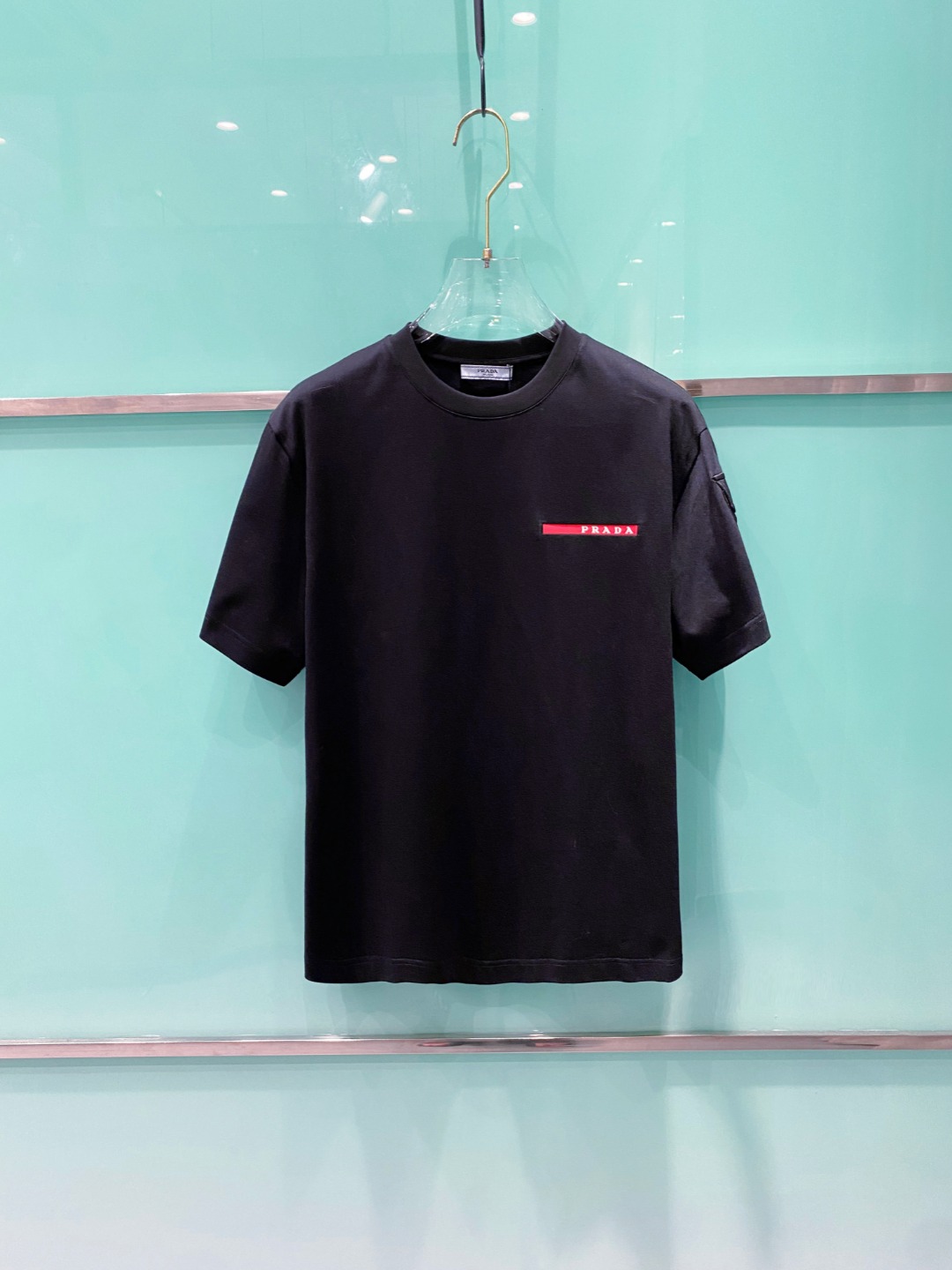 NO:418849,Prada 2025 summer clothing new short-sleeved T-shirt for men and women,!  Customized exclusive pure cotton fabric, customized original craft threads, and chest heavy-work letter logo craft design!  Simple and generous, calm and versatile, extremely high-end, perfectly integrated with fashion and style, a top fashionable style that perfectly suits the outside wear!  The overall feeling is natural!  The ultimate classic versatile short-sleeved T-shirt is designed with the latest three-dimensional letter logo pattern elements!  The ultimate perfection of heavy industry!  Fans who pursue high quality are please buy them by themselves, and all fans who know the goods are invited to appreciate this model together!  !  Size S-2XL S S S Shoulder Width 46 Bust 102 Clothes 66 Sleeve length 22 M Sleeve width 47 Bust 106 Clothes 67 Sleeve length 23 L Sleeve width 48 Bust 110 Clothes 68 Sleeve length 24 XL Sleeve width 49 Bust 114 Clothes 69 Sleeve length 25 2XL Sleeve width 50 Bust 116 Clothes 70 Sleeve length 26,,prada,T-shirt,tees,t-shirt,alexander wang19860909普拉达 2025夏装新款男女同款短袖T恤,！定制专属纯棉面料,定制原版工艺螺纹,胸前重工字母logo工艺设计！简约大方,从容百搭,档次极高,完美融入时尚还有风情感一款完美符合外穿的顶尖时髦气质款！整体给人浑然天成的感觉！极致经典的百搭型短袖T恤,采用最新的立体字母logo图案元素设计！极致的重工极致的完美！追求高品质的粉丝们请自行抢购,诚邀所有识货的粉丝一同鉴赏此款！！ 尺码S-2XL S码肩宽46 胸围102 衣长66 袖长22 M码肩宽47 胸围106 衣长67 袖长23 L码肩宽48 胸围110 衣长68 袖长24 XL码肩宽49 胸围114 衣长69 袖长25 2XL码肩宽50 胸围116 衣长70 袖长26,,prada,T-shirt,tees，t-shirt,alexander wang,Men's clothing