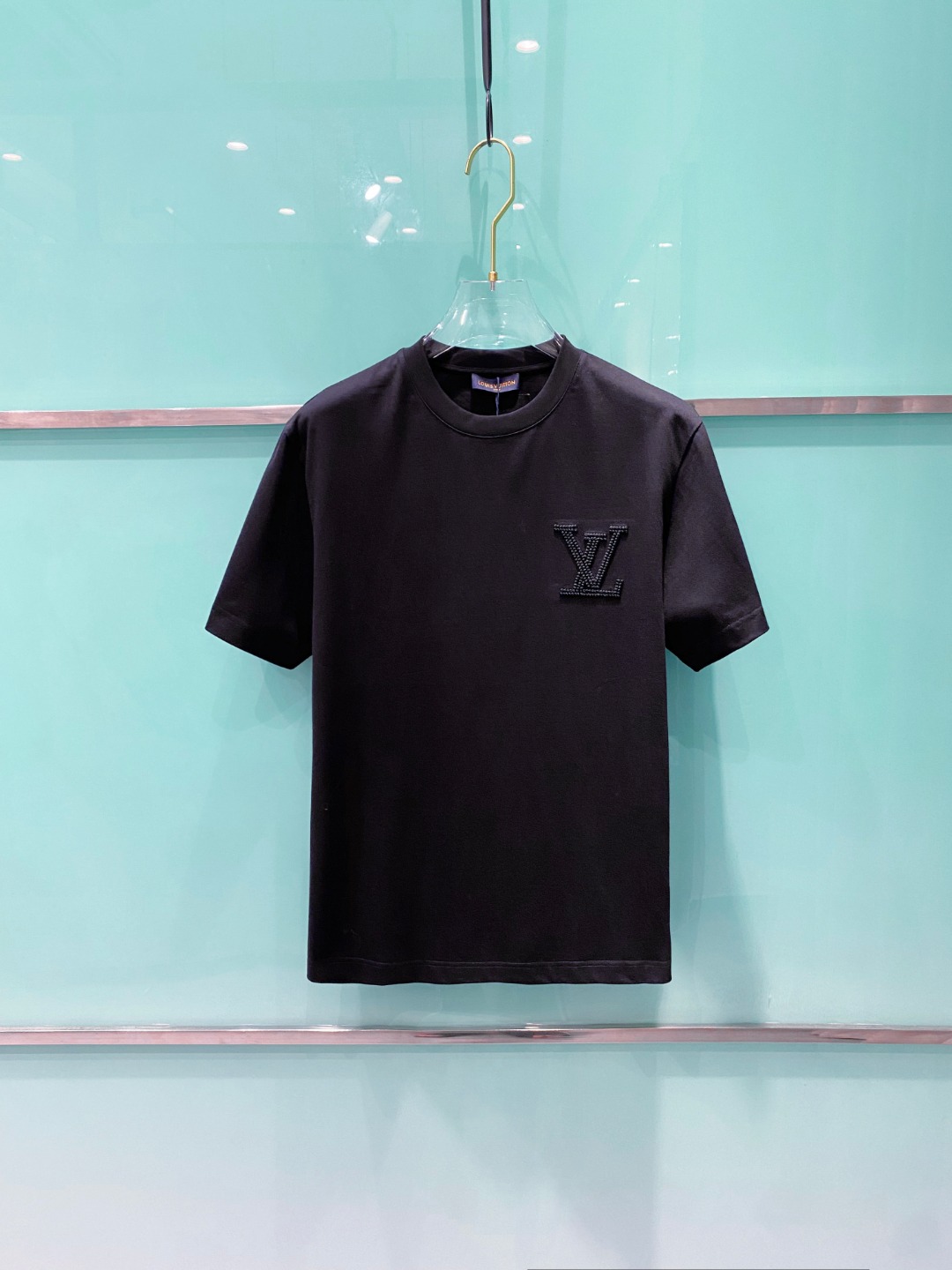 NO:418858,LV 2025 summer new men and women's short-sleeved T-shirt,!  Customized exclusive pure cotton fabric, customized original craft threads, and chest heavy-work letter logo craft design!  Simple and generous, calm and versatile, extremely high-end, perfectly integrated with fashion and style, a top fashionable style that perfectly suits the outside wear!  The overall feeling is natural!  The ultimate classic versatile short-sleeved T-shirt is designed with the latest three-dimensional letter logo pattern elements!  The ultimate perfection of heavy industry!  Fans who pursue high quality are please buy them by themselves, and all fans who know the goods are invited to appreciate this model together!  !  Size S-2XL S S S Shoulder Width 46 Bust 102 Clothes 66 Sleeve length 22 M Sleeve width 47 Bust 106 Clothes 67 Sleeve length 23 L Sleeve width 48 Bust 110 Clothes 68 Sleeve length 24 XL Sleeve width 49 Bust 114 Clothes 69 Sleeve length 25 2XL Sleeve width 50 Bust 116 Clothes 70 Sleeve length 26,,louis vuitton,T-shirt,tees,t-shirt,alexander wang19860909LV 2025夏装新款男女同款短袖T恤,！定制专属纯棉面料,定制原版工艺螺纹,胸前重工字母logo工艺设计！简约大方,从容百搭,档次极高,完美融入时尚还有风情感一款完美符合外穿的顶尖时髦气质款！整体给人浑然天成的感觉！极致经典的百搭型短袖T恤,采用最新的立体字母logo图案元素设计！极致的重工极致的完美！追求高品质的粉丝们请自行抢购,诚邀所有识货的粉丝一同鉴赏此款！！ 尺码S-2XL S码肩宽46 胸围102 衣长66 袖长22 M码肩宽47 胸围106 衣长67 袖长23 L码肩宽48 胸围110 衣长68 袖长24 XL码肩宽49 胸围114 衣长69 袖长25 2XL码肩宽50 胸围116 衣长70 袖长26,,louis vuitton,T-shirt,tees，t-shirt,alexander wang,Men's clothing