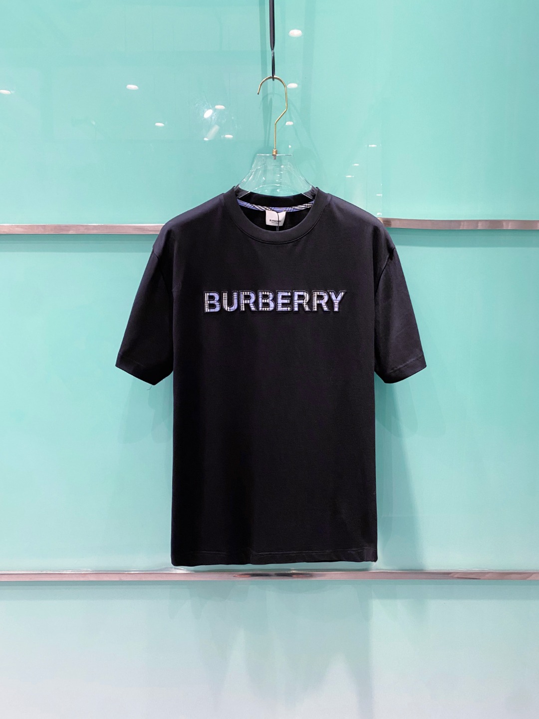 NO:418867,Burberry 2025 summer clothes new short-sleeved T-shirt for men and women,!  Customized exclusive pure cotton fabric, customized original craft threads, and chest heavy-work letter logo craft design!  Simple and generous, calm and versatile, extremely high-end, perfectly integrated with fashion and style, a top fashionable style that perfectly suits the outside wear!  The overall feeling is natural!  The ultimate classic versatile short-sleeved T-shirt is designed with the latest three-dimensional letter logo pattern elements!  The ultimate perfection of heavy industry!  Fans who pursue high quality are please buy them by themselves, and all fans who know the goods are invited to appreciate this model together!  !  Size S-2XL S S S Shoulder Width 46 Bust 102 Clothes 66 Sleeve length 22 M Sleeve width 47 Bust 106 Clothes 67 Sleeve length 23 L Sleeve width 48 Bust 110 Clothes 68 Sleeve length 24 XL Sleeve width 49 Bust 114 Clothes 69 Sleeve length 25 2XL Sleeve width 50 Bust 116 Clothes 70 Sleeve length 26,,burberry,T-shirt,tees,t-shirt,alexander wang19860909巴宝莉 2025夏装新款男女同款短袖T恤,！定制专属纯棉面料,定制原版工艺螺纹,胸前重工字母logo工艺设计！简约大方,从容百搭,档次极高,完美融入时尚还有风情感一款完美符合外穿的顶尖时髦气质款！整体给人浑然天成的感觉！极致经典的百搭型短袖T恤,采用最新的立体字母logo图案元素设计！极致的重工极致的完美！追求高品质的粉丝们请自行抢购,诚邀所有识货的粉丝一同鉴赏此款！！ 尺码S-2XL S码肩宽46 胸围102 衣长66 袖长22 M码肩宽47 胸围106 衣长67 袖长23 L码肩宽48 胸围110 衣长68 袖长24 XL码肩宽49 胸围114 衣长69 袖长25 2XL码肩宽50 胸围116 衣长70 袖长26,,burberry,T-shirt,tees，t-shirt,alexander wang,Men's clothing