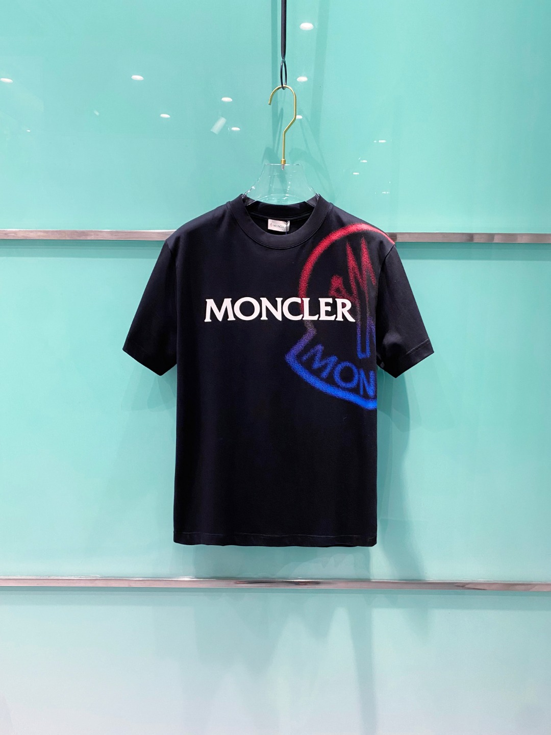 NO:418882,The 2025 summer clothes new short-sleeved T-shirt for men and women,!  Customized exclusive pure cotton fabric, customized original craft threads, and chest heavy-work letter logo craft design!  Simple and generous, calm and versatile, extremely high-end, perfectly integrated with fashion and style, a top fashionable style that perfectly suits the outside wear!  The overall feeling is natural!  The ultimate classic versatile short-sleeved T-shirt is designed with the latest three-dimensional letter logo pattern elements!  The ultimate perfection of heavy industry!  Fans who pursue high quality are please buy them by themselves, and all fans who know the goods are invited to appreciate this model together!  !  Size S-2XL S S S Shoulder Width 46 Bust 102 Clothes 66 Sleeve length 22 M Sleeve width 47 Bust 106 Clothes 67 Sleeve length 23 L Sleeve width 48 Bust 110 Clothes 68 Sleeve length 24 XL Sleeve width 49 Bust 114 Clothes 69 Sleeve length 25 2XL Sleeve width 50 Bust 116 Clothes 70 Sleeve length 26, Moncler, T-shirt,tees, t-shirt,alexander wang19860909蒙口 2025夏装新款男女同款短袖T恤,！定制专属纯棉面料,定制原版工艺螺纹,胸前重工字母logo工艺设计！简约大方,从容百搭,档次极高,完美融入时尚还有风情感一款完美符合外穿的顶尖时髦气质款！整体给人浑然天成的感觉！极致经典的百搭型短袖T恤,采用最新的立体字母logo图案元素设计！极致的重工极致的完美！追求高品质的粉丝们请自行抢购,诚邀所有识货的粉丝一同鉴赏此款！！ 尺码S-2XL S码肩宽46 胸围102 衣长66 袖长22 M码肩宽47 胸围106 衣长67 袖长23 L码肩宽48 胸围110 衣长68 袖长24 XL码肩宽49 胸围114 衣长69 袖长25 2XL码肩宽50 胸围116 衣长70 袖长26,,Moncler,T-shirt,tees，t-shirt,alexander wang,Men's clothing