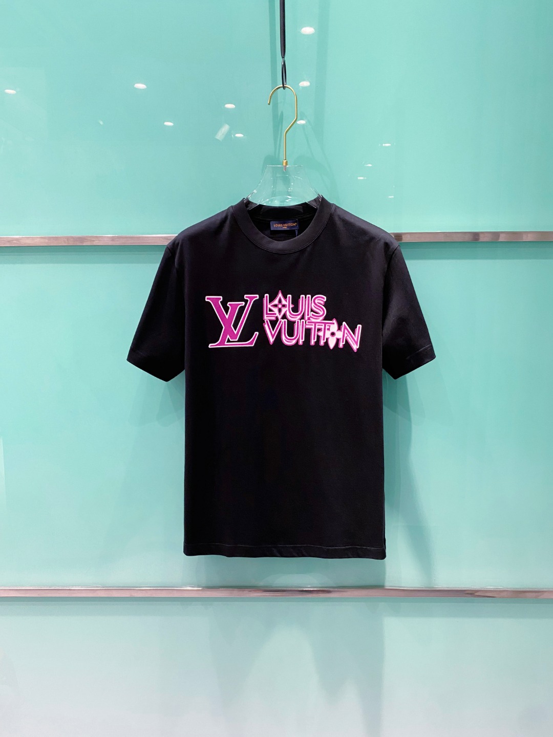 NO:418892,LV 2025 summer new men and women's short-sleeved T-shirt,!  Customized exclusive pure cotton fabric, customized original craft threads, and chest heavy-work letter logo craft design!  Simple and generous, calm and versatile, extremely high-end, perfectly integrated with fashion and style, a top fashionable style that perfectly suits the outside wear!  The overall feeling is natural!  The ultimate classic versatile short-sleeved T-shirt is designed with the latest three-dimensional letter logo pattern elements!  The ultimate perfection of heavy industry!  Fans who pursue high quality are please buy them by themselves, and all fans who know the goods are invited to appreciate this model together!  !  Size S-2XL S S S Shoulder Width 46 Bust 102 Clothes 66 Sleeve length 22 M Sleeve width 47 Bust 106 Clothes 67 Sleeve length 23 L Sleeve width 48 Bust 110 Clothes 68 Sleeve length 24 XL Sleeve width 49 Bust 114 Clothes 69 Sleeve length 25 2XL Sleeve width 50 Bust 116 Clothes 70 Sleeve length 26,,louis vuitton,T-shirt,tees,t-shirt,alexander wang19860909LV 2025夏装新款男女同款短袖T恤,！定制专属纯棉面料,定制原版工艺螺纹,胸前重工字母logo工艺设计！简约大方,从容百搭,档次极高,完美融入时尚还有风情感一款完美符合外穿的顶尖时髦气质款！整体给人浑然天成的感觉！极致经典的百搭型短袖T恤,采用最新的立体字母logo图案元素设计！极致的重工极致的完美！追求高品质的粉丝们请自行抢购,诚邀所有识货的粉丝一同鉴赏此款！！ 尺码S-2XL S码肩宽46 胸围102 衣长66 袖长22 M码肩宽47 胸围106 衣长67 袖长23 L码肩宽48 胸围110 衣长68 袖长24 XL码肩宽49 胸围114 衣长69 袖长25 2XL码肩宽50 胸围116 衣长70 袖长26,,louis vuitton,T-shirt,tees，t-shirt,alexander wang,Men's clothing