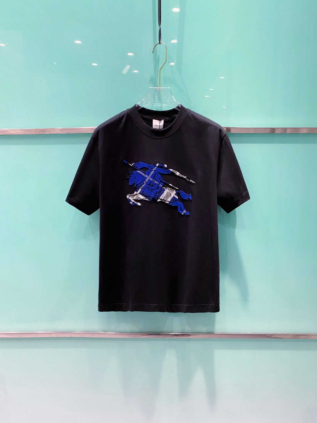 NO:418904,Burberry 2025 summer clothing new short-sleeved T-shirt for men and women,!  Customized exclusive pure cotton fabric, customized original craft threads, and chest heavy-work letter logo craft design!  Simple and generous, calm and versatile, extremely high-end, perfectly integrated with fashion and style, a top fashionable style that perfectly suits the outside wear!  The overall feeling is natural!  The ultimate classic versatile short-sleeved T-shirt is designed with the latest three-dimensional letter logo pattern elements!  The ultimate perfection of heavy industry!  Fans who pursue high quality are please buy them by themselves, and all fans who know the goods are invited to appreciate this model together!  !  Size S-2XL S S S Shoulder Width 46 Bust 102 Clothes 66 Sleeve length 22 M Sleeve width 47 Bust 106 Clothes 67 Sleeve length 23 L Sleeve width 48 Bust 110 Clothes 68 Sleeve length 24 XL Sleeve width 49 Bust 114 Clothes 69 Sleeve length 25 2XL Sleeve width 50 Bust 116 Clothes 70 Sleeve length 26,,burberry,T-shirt,tees,t-shirt,alexander wang19860909巴宝莉 2025夏装新款男女同款短袖T恤,！定制专属纯棉面料,定制原版工艺螺纹,胸前重工字母logo工艺设计！简约大方,从容百搭,档次极高,完美融入时尚还有风情感一款完美符合外穿的顶尖时髦气质款！整体给人浑然天成的感觉！极致经典的百搭型短袖T恤,采用最新的立体字母logo图案元素设计！极致的重工极致的完美！追求高品质的粉丝们请自行抢购,诚邀所有识货的粉丝一同鉴赏此款！！ 尺码S-2XL S码肩宽46 胸围102 衣长66 袖长22 M码肩宽47 胸围106 衣长67 袖长23 L码肩宽48 胸围110 衣长68 袖长24 XL码肩宽49 胸围114 衣长69 袖长25 2XL码肩宽50 胸围116 衣长70 袖长26,,burberry,T-shirt,tees，t-shirt,alexander wang,Men's clothing