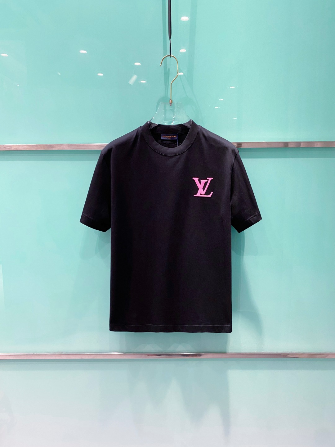 NO:418914,LV 2025 summer new men and women's short-sleeved T-shirt,!  Customized exclusive pure cotton fabric, customized original craft threads, and chest heavy-work letter logo craft design!  Simple and generous, calm and versatile, extremely high-end, perfectly integrated with fashion and style, a top fashionable style that perfectly suits the outside wear!  The overall feeling is natural!  The ultimate classic versatile short-sleeved T-shirt is designed with the latest three-dimensional letter logo pattern elements!  The ultimate perfection of heavy industry!  Fans who pursue high quality are please buy them by themselves, and all fans who know the goods are invited to appreciate this model together!  !  Size S-2XL S S S Shoulder Width 46 Bust 102 Clothes 66 Sleeve length 22 M Sleeve width 47 Bust 106 Clothes 67 Sleeve length 23 L Sleeve width 48 Bust 110 Clothes 68 Sleeve length 24 XL Sleeve width 49 Bust 114 Clothes 69 Sleeve length 25 2XL Sleeve width 50 Bust 116 Clothes 70 Sleeve length 26,,louis vuitton,T-shirt,tees,t-shirt,alexander wang19860909LV 2025夏装新款男女同款短袖T恤,！定制专属纯棉面料,定制原版工艺螺纹,胸前重工字母logo工艺设计！简约大方,从容百搭,档次极高,完美融入时尚还有风情感一款完美符合外穿的顶尖时髦气质款！整体给人浑然天成的感觉！极致经典的百搭型短袖T恤,采用最新的立体字母logo图案元素设计！极致的重工极致的完美！追求高品质的粉丝们请自行抢购,诚邀所有识货的粉丝一同鉴赏此款！！ 尺码S-2XL S码肩宽46 胸围102 衣长66 袖长22 M码肩宽47 胸围106 衣长67 袖长23 L码肩宽48 胸围110 衣长68 袖长24 XL码肩宽49 胸围114 衣长69 袖长25 2XL码肩宽50 胸围116 衣长70 袖长26,,louis vuitton,T-shirt,tees，t-shirt,alexander wang,Men's clothing