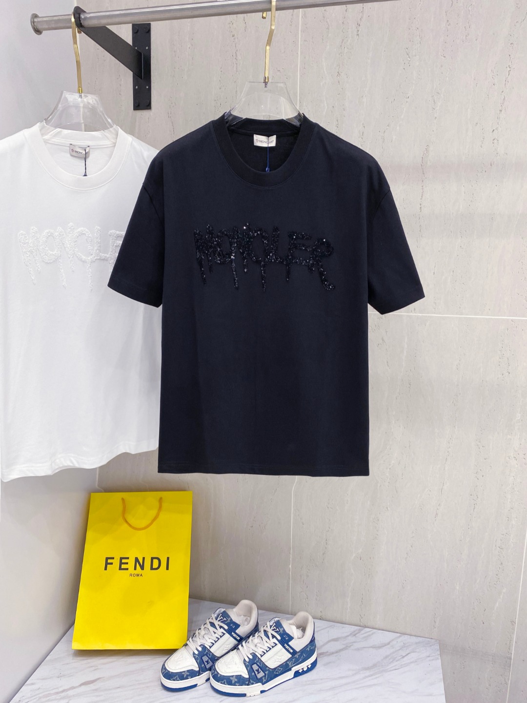 NO:414160,MONCLER 25ss Summer New Hand Drawn T-Shirt!  The counter is synchronized, unique logo. The personalized art series is exclusively released on the entire network. The versatile details are perfectly processed. 240 grams of pure cotton fabric is very exquisite. Original fabric. The same style of internet celebrities and celebrities. The high-quality feel is very comfortable. Fashionable and personalized. A super versatile and beautiful style for men and women. The color is black and white. The number of codes M-3XL, tees, t-shirt, alexander wang.19860909MONCLER 25ss夏季新款手绘T恤！专柜同步,独特的logo 个性艺术系列全网独家首发 百搭款细节处理完美240克纯棉面料十分精致 原版面料 网红明星同款高版本 高品质手感非常舒服 时尚又个性 超级百搭好看的一款男女同款 颜色黑、白 码数M-3XL,,tees，t-shirt,alexander wang,Men's clothing