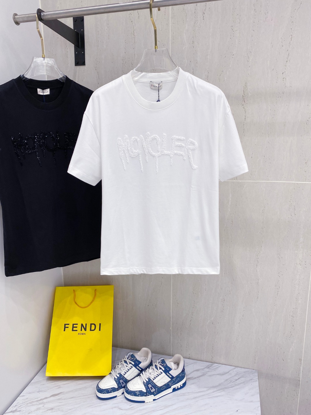 NO:414168,MONCLER 25ss Summer New Short Sleeve T-Shirt!  The counter is synchronized, unique logo. The personalized art series is exclusively released on the entire network. The versatile details are perfectly processed. 240 grams of pure cotton fabric is very exquisite. Original fabric. The same style of internet celebrities and celebrities. The high-quality feel is very comfortable. Fashionable and personalized. A super versatile and beautiful style for men and women. The color is black and white. The number of codes M-3XL, T-shirt,tees, t-shirt,alexander wang.19860909MONCLER 25ss夏季新款短袖T恤！专柜同步,独特的logo 个性艺术系列全网独家首发 百搭款细节处理完美240克纯棉面料十分精致 原版面料 网红明星同款高版本 高品质手感非常舒服 时尚又个性 超级百搭好看的一款男女同款 颜色黑、白 码数M-3XL,,T-shirt,tees，t-shirt,alexander wang,Men's clothing