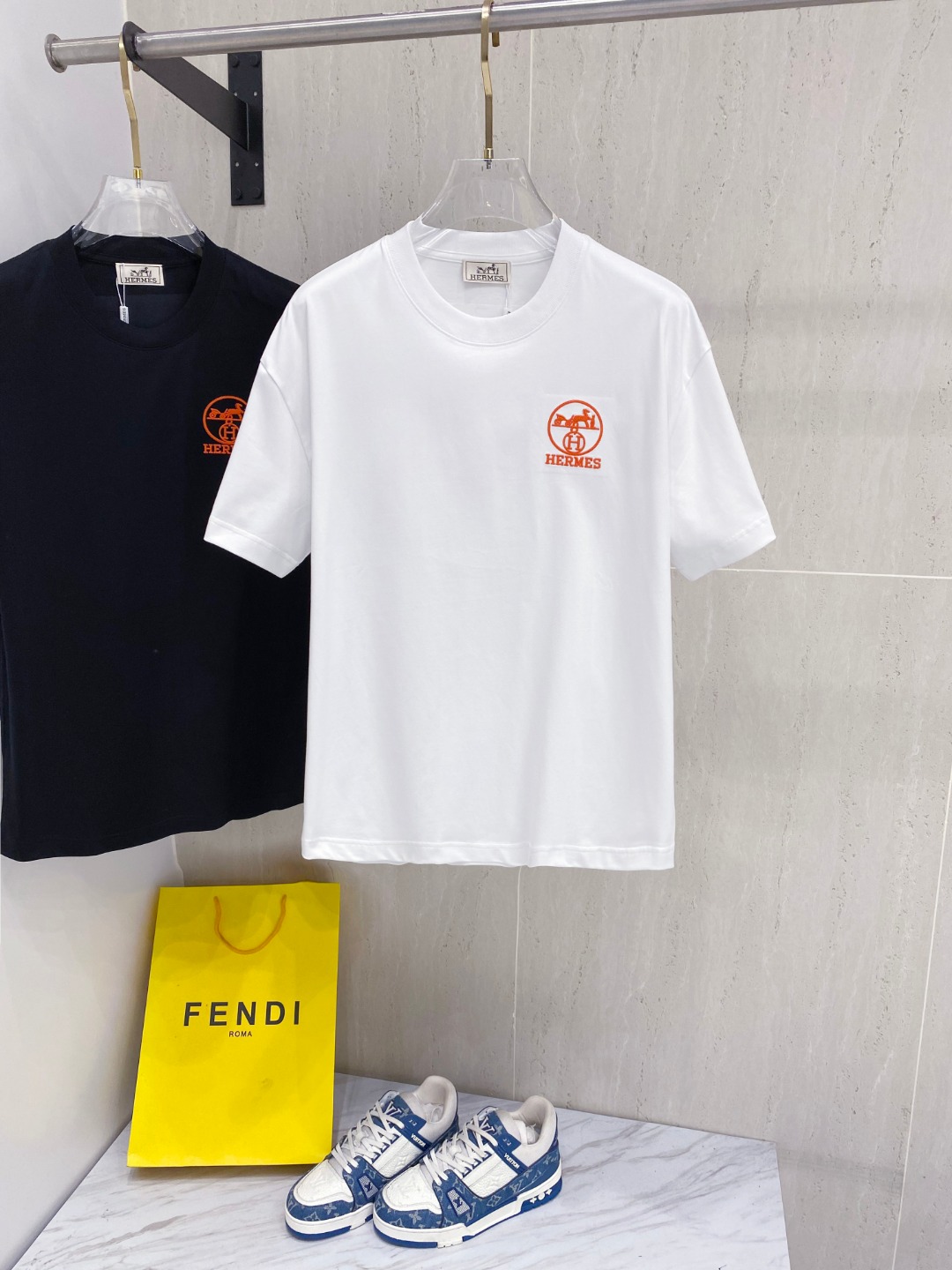 NO:414127,Hermes new summer short-sleeved T-shirt, unique colors, brand logo embroidery craft art, exclusive first on the entire network, versatile details are perfectly processed 240 grams pure cotton fabric is very exquisite Original fabric The same style of Internet celebrities and celebrities High-quality feel is very comfortable, fashionable and personalized Super versatile and beautiful style for men and women The color is black and white Number of codes M-3XL, hermes, T-shirt,tees, t-shirt,alexander wang19860909爱马仕 夏季新款短袖T恤,独特的色彩,品牌logo刺绣工艺艺术,全网独家首发 百搭款细节处理完美240克纯棉面料十分精致 原版面料 网红明星同款高版本 高品质手感非常舒服 时尚又个性 超级百搭好看的一款男女同款 颜色黑、白 码数M-3XL,,hermes,T-shirt,tees，t-shirt,alexander wang,Men's clothing