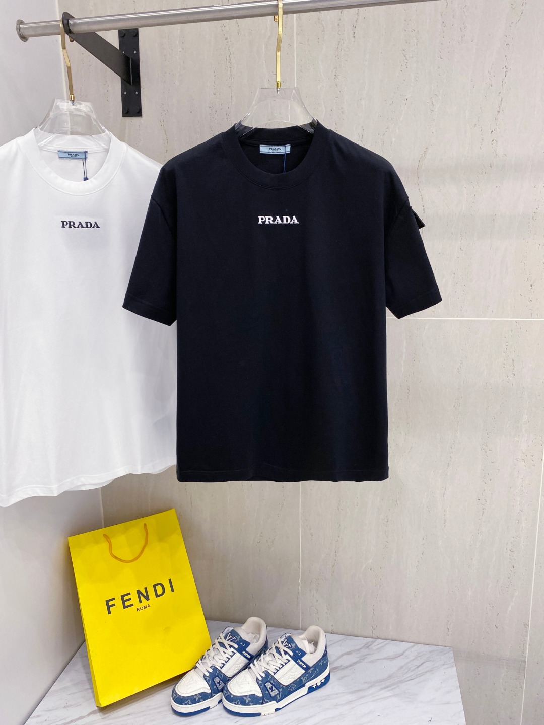 NO:414104,Prada 2025 summer new short-sleeved T-shirt, personalized logo embroidery craftsmanship, shoulder pocket logo logo, personalized art series exclusively released on the entire network. The versatile details are perfectly processed 240 grams of pure cotton fabric is very exquisite. Original fabric. The same style of internet celebrities and celebrities. High-quality feel is very comfortable. Fashion and personalized. Super versatile and beautiful style for men and women. Black and white. Number of codes M-3XL, prada, T-shirt,tees, t-shirt,alexander wang19860909普拉达2025夏季新款短袖T恤,个性logo刺绣工艺,肩上口袋logo标,个性艺术系列全网独家首发 百搭款细节处理完美240克纯棉面料十分精致 原版面料 网红明星同款高版本 高品质手感非常舒服 时尚又个性 超级百搭好看的一款男女同款 颜色黑、白 码数M-3XL,,prada,T-shirt,tees，t-shirt,alexander wang,Men's clothing