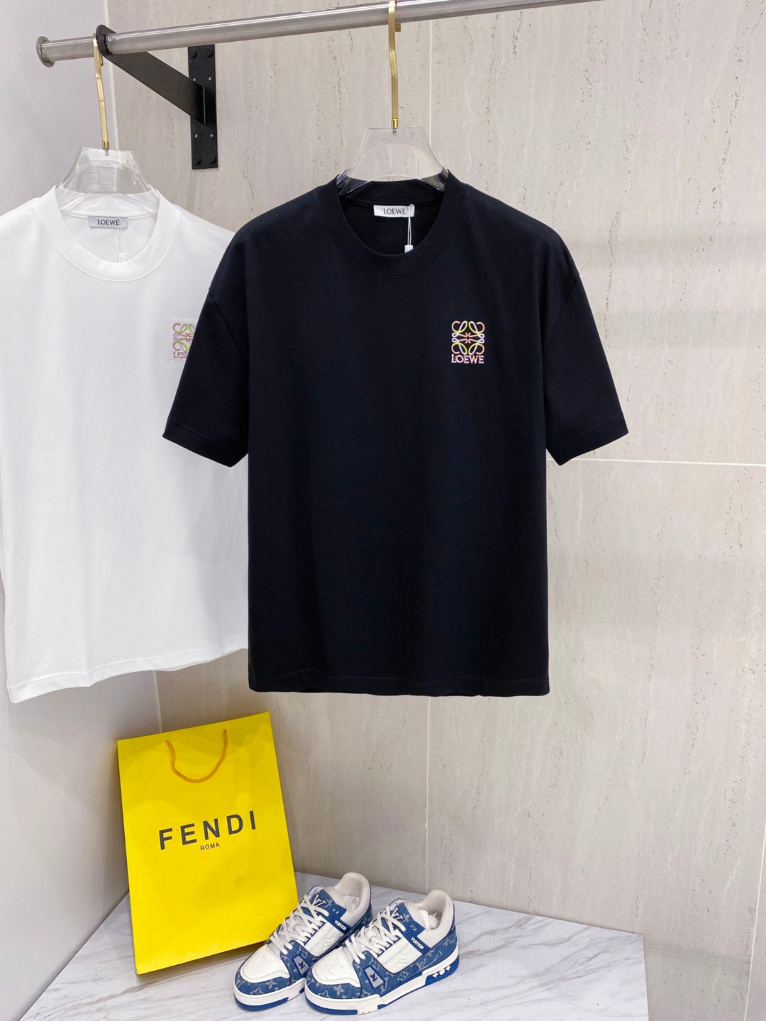 NO:414175,LoEwE 25ss Summer New Short Sleeve T-shirt!  The counter is synchronized, unique logo. The personalized art series is exclusively released on the entire network. The versatile details are perfectly processed. 240 grams of pure cotton fabric is very exquisite. Original fabric. The same style of internet celebrities and celebrities. The high-quality feel is very comfortable. Fashionable and personalized. A super versatile and beautiful style for men and women. The color is black and white. Number of codes M-3XL, loewe, T-shirt,tees, t-shirt,alexander wang.19860909LoEwE 25ss夏季新款短袖T恤！专柜同步,独特的logo 个性艺术系列全网独家首发 百搭款细节处理完美240克纯棉面料十分精致 原版面料 网红明星同款高版本 高品质手感非常舒服 时尚又个性 超级百搭好看的一款男女同款 颜色黑、白 码数M-3XL,,loewe,T-shirt,tees，t-shirt,alexander wang,Men's clothing