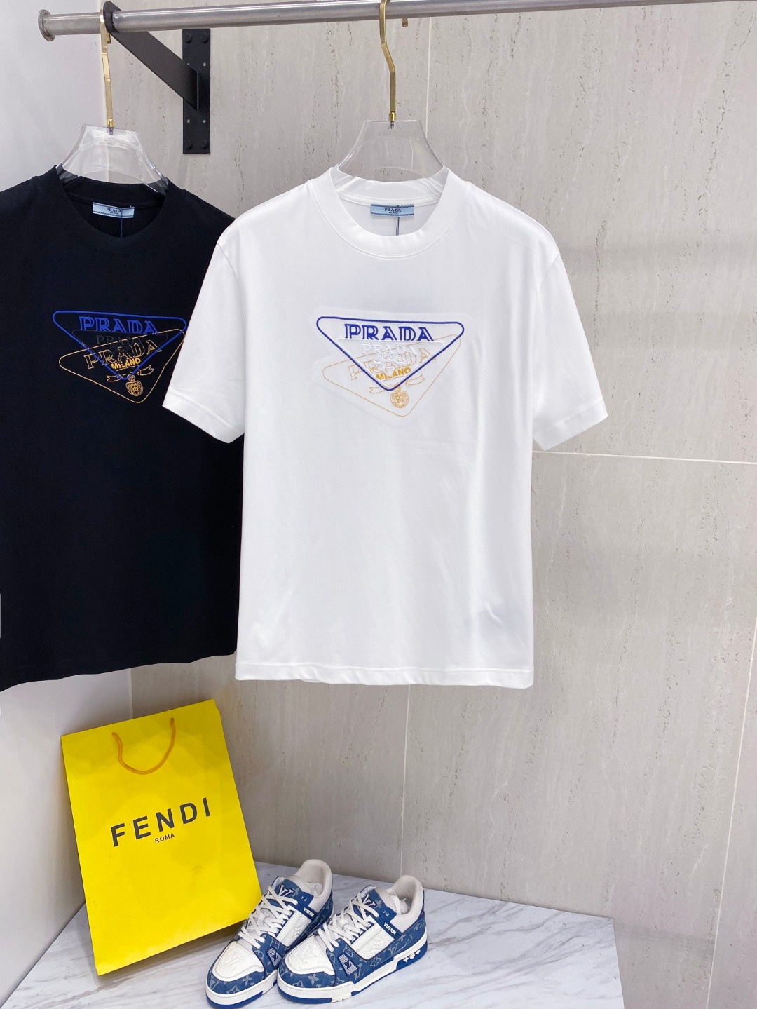 NO:414112,Prada's new short-sleeved T-shirt for summer 2025, special spray painting and embroidery craftsmanship, personalized art series exclusively released on the entire network. The versatile details are perfectly processed 240 grams of pure cotton fabric is very exquisite. Original fabric. The same style of internet celebrities and celebrities. High-quality feel is very comfortable. Fashionable and personalized. Super versatile and beautiful style for men and women. Black and white. Number of codes M-3XL, prada, T-shirt,tees, t-shirt,alexander wang19860909普拉达2025夏季新款短袖T恤,特色的喷绘加刺绣工艺,个性艺术系列全网独家首发 百搭款细节处理完美240克纯棉面料十分精致 原版面料 网红明星同款高版本 高品质手感非常舒服 时尚又个性 超级百搭好看的一款男女同款 颜色黑、白 码数M-3XL,,prada,T-shirt,tees，t-shirt,alexander wang,Men's clothing