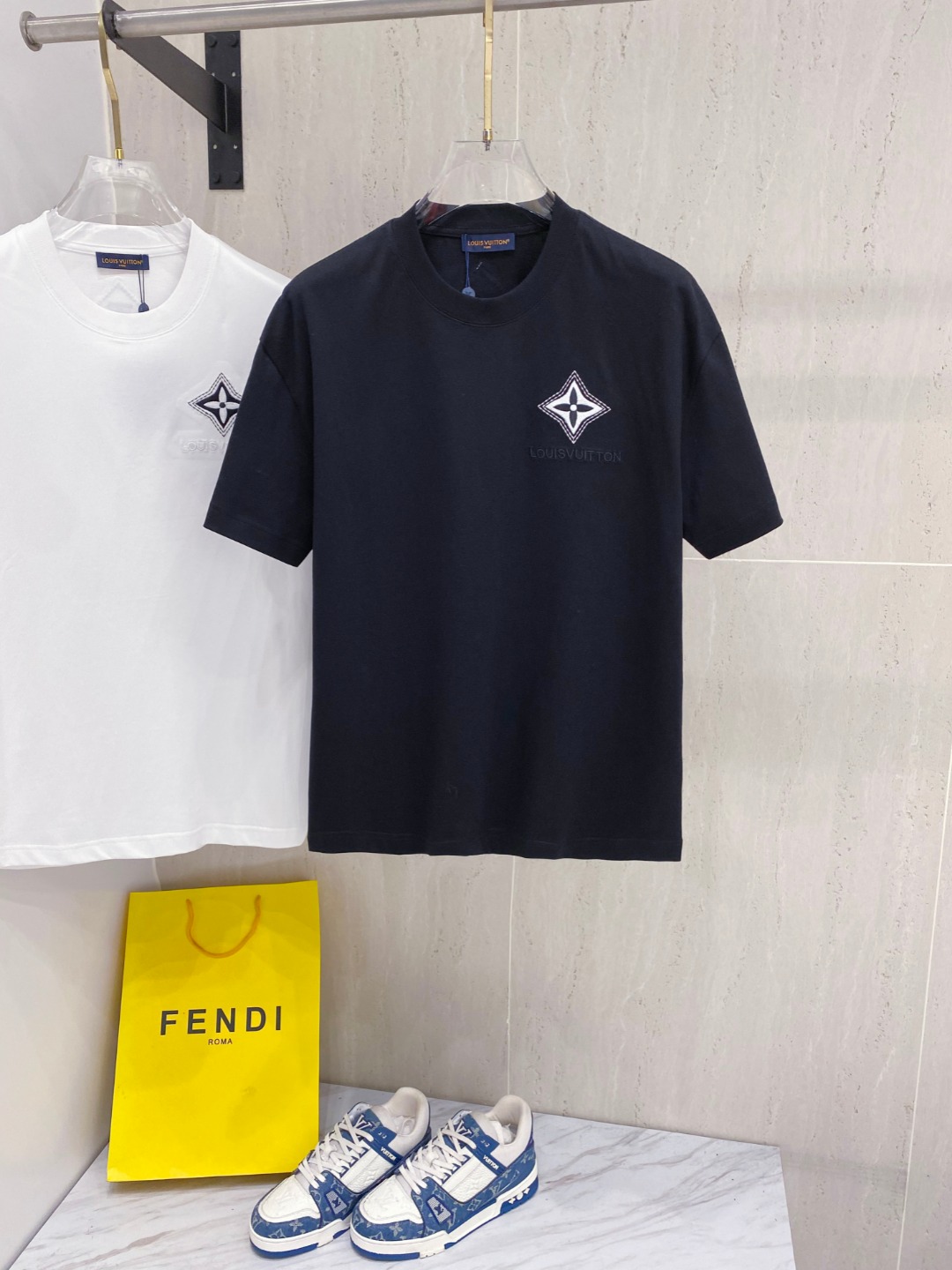 NO:414144,LV 25ss summer new short-sleeved T-shirt!  The counter is synchronized, unique logo. The personalized art series is exclusively released on the entire network. The versatile details are perfectly processed. 240 grams of pure cotton fabric is very exquisite. Original fabric. The same style of internet celebrities and celebrities. The high-quality feel is very comfortable. Fashionable and personalized. A super versatile and beautiful style for men and women. The color is black and white. The number of codes M-3XL, louis vuitton, T-shirt,tees, t-shirt,alexander wang.19860909LV 25ss夏季新款短袖T恤！专柜同步,独特的logo 个性艺术系列全网独家首发 百搭款细节处理完美240克纯棉面料十分精致 原版面料 网红明星同款高版本 高品质手感非常舒服 时尚又个性 超级百搭好看的一款男女同款 颜色黑、白 码数M-3XL,,louis vuitton,T-shirt,tees，t-shirt,alexander wang,Men's clothing