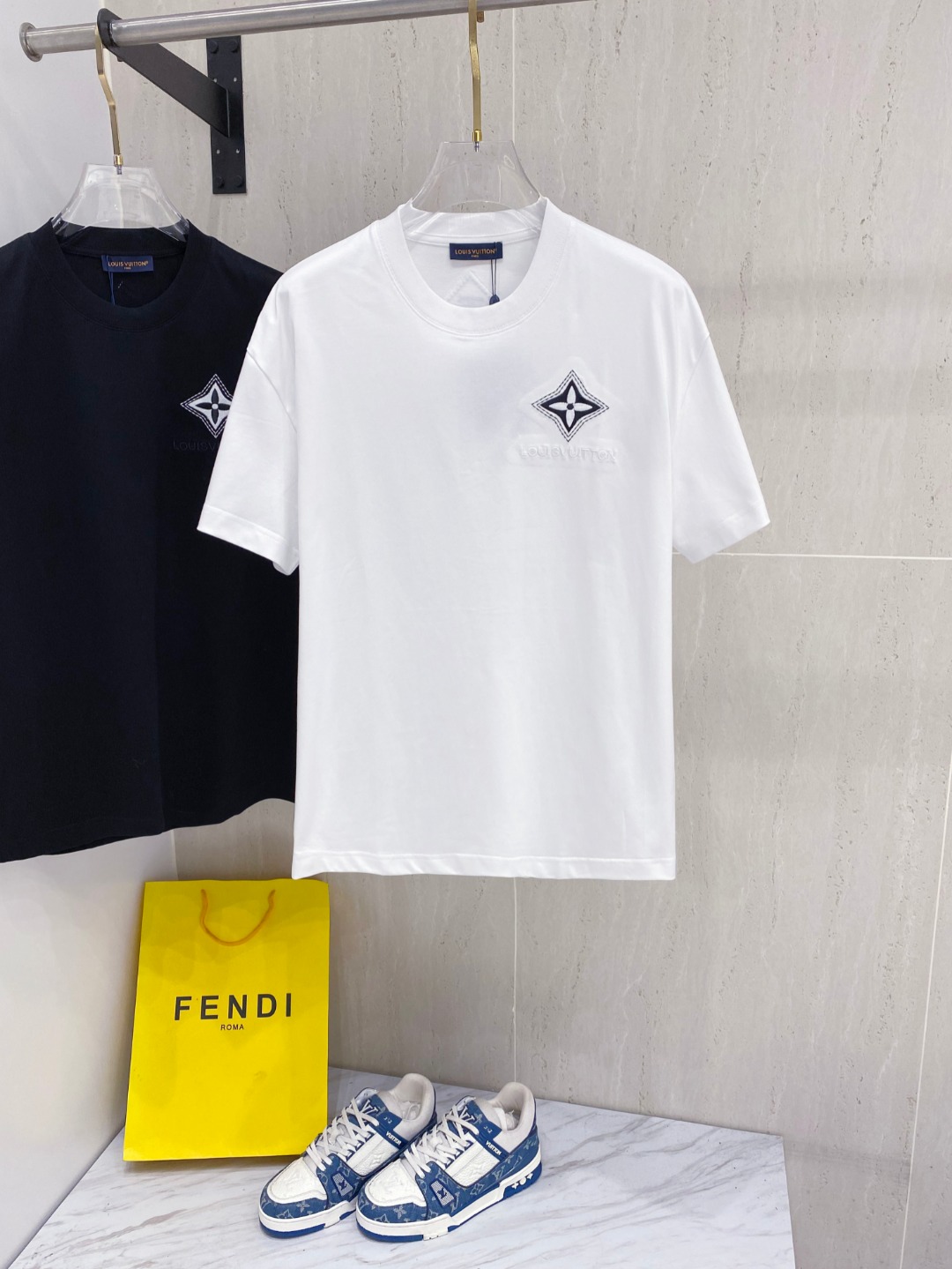 NO:414135,LV 25ss summer new T-shirt!  The counter synchronizes, unique logo. The personalized art series exclusively launched on the entire network. The versatile details are perfectly processed. 240 grams of pure cotton fabric is very exquisite. Original fabric. The same style of internet celebrities and celebrities. The high-quality feel is very comfortable. Fashionable and personalized. A super versatile and beautiful style for men and women. The color is black and white. The number of codes M-3XL,,louis vuitton,tees, t-shirt,alexander wang.19860909LV 25ss夏季新款T恤！专柜同步,独特的logo 个性艺术系列全网独家首发 百搭款细节处理完美240克纯棉面料十分精致 原版面料 网红明星同款高版本 高品质手感非常舒服 时尚又个性 超级百搭好看的一款男女同款 颜色黑、白 码数M-3XL,,louis vuitton,tees，t-shirt,alexander wang,Men's clothing