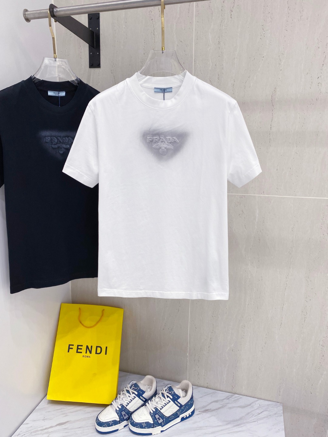 NO:414120,Prada 2025 summer new short-sleeved T-shirt, unique logo embroidery craftsmanship, personalized art series exclusively released on the entire network. The versatile details are perfectly processed 240 grams of pure cotton fabric is very exquisite. Original fabric. The same style of Internet celebrities and celebrities. High-quality feel is very comfortable. Fashionable and personalized. Super versatile and beautiful style for men and women. Black and white. Number of codes M-3XL, prada, T-shirt,tees, t-shirt,alexander wang19860909普拉达2025夏季新款短袖T恤,独特logo刺绣工艺,个性艺术系列全网独家首发 百搭款细节处理完美240克纯棉面料十分精致 原版面料 网红明星同款高版本 高品质手感非常舒服 时尚又个性 超级百搭好看的一款男女同款 颜色黑、白 码数M-3XL,,prada,T-shirt,tees，t-shirt,alexander wang,Men's clothing