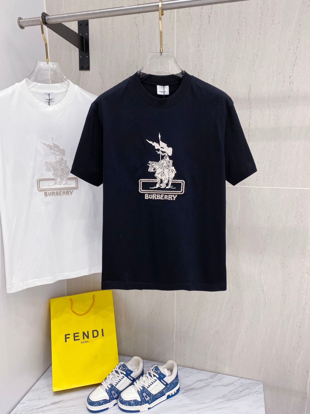 NO:414181,BURBERRY 25ss Summer New Short Sleeve T-Shirt!  The counter synchronizes, unique logo. The exclusive first of the entire network. The versatile details are perfectly processed. The pure cotton fabric is very exquisite. The original fabric. The same style of the internet celebrity stars. The high-quality feel is very comfortable. Fashionable and personalized. The super versatile and beautiful style for men and women. The color is black and white. The number of numbers M-3XL, burberry, T-shirt,tees, t-shirt, alexander wang.19860909BURBERRY 25ss夏季新款短袖T恤！专柜同步,独特的logo 战马个性艺术系列全网独家首发 百搭款细节处理完美240克纯棉面料十分精致 原版面料 网红明星同款高版本 高品质手感非常舒服 时尚又个性 超级百搭好看的一款男女同款 颜色黑、白 码数M-3XL,,burberry,T-shirt,tees，t-shirt,alexander wang,Men's clothing