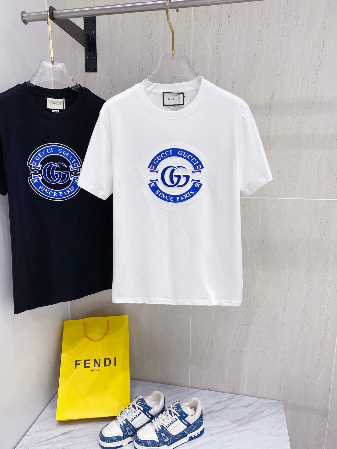 NO:413379,Gucci 25ss Spring and Summer New First-Open Counter Latest Short Sleeve Round Neck T-shirt High-end Customized Design Avant-garde and Fashionable!  Brand logo heavy craft design High-end customized 240g fabric. Soft feel and comfortable to wear. Premium car line with counter level. Black and white. S-2XL, gucci, T-shirt, tees, t-shirt, alexander wang19860909古*Gucci 25ss春夏新款首发专柜最新款短袖圆领T恤 高端订制 设计前卫时尚！品牌logo重工艺设计 高端定制240克面料.手感柔软.穿着舒适.专柜级别精致车线.颜色黑色.白色.码数S-2XL,,gucci,T-shirt,tees，t-shirt,alexander wang,Men's clothing