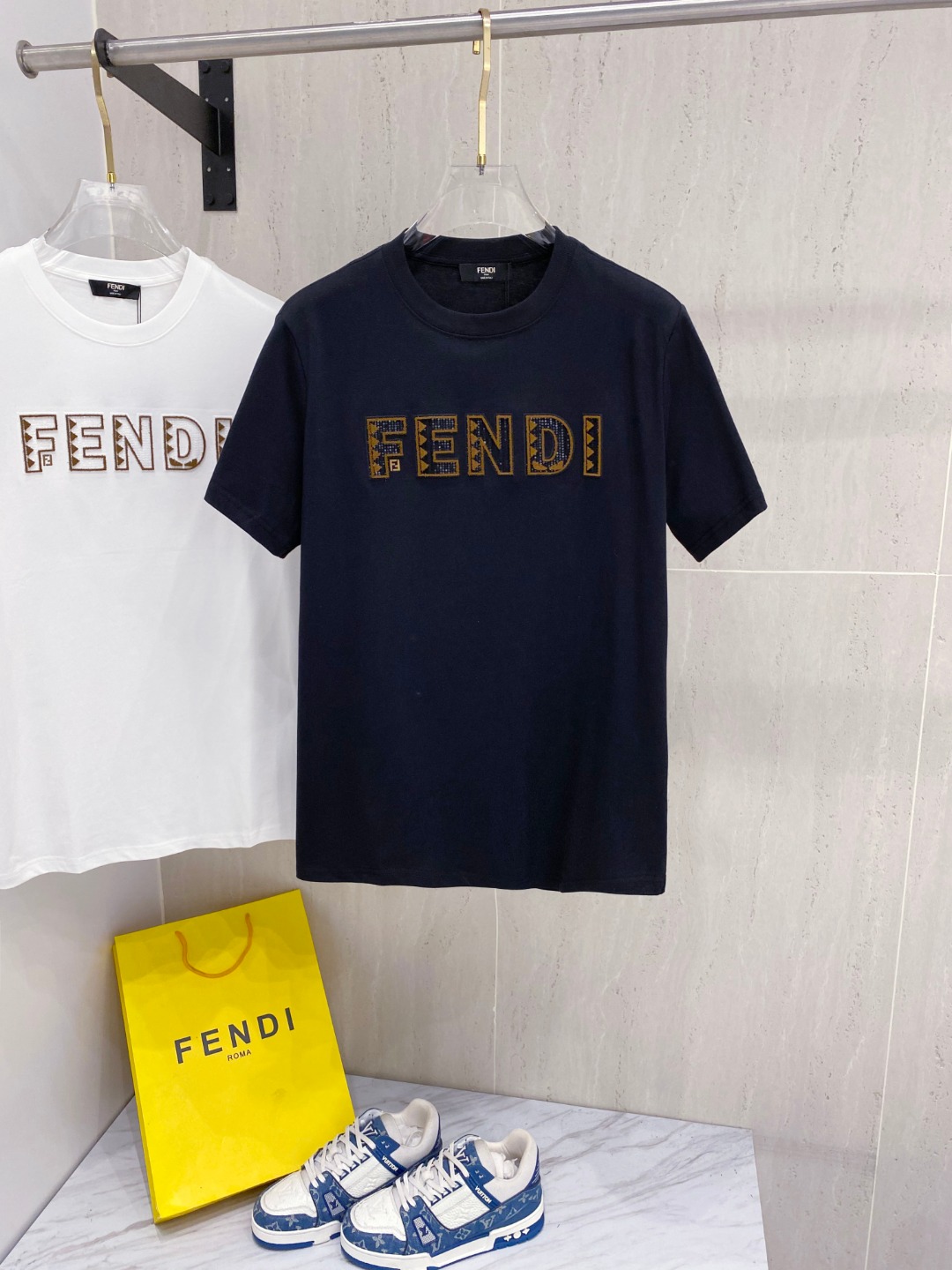 芬*Fendi 25SS春夏新款首发专柜最新款短袖圆领T恤 高端订制 设计前卫时尚！品牌logo重工艺设