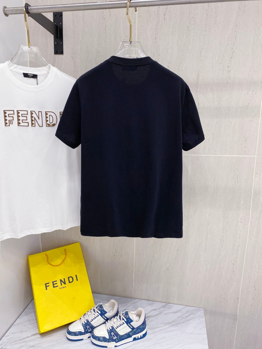 芬*Fendi 25SS春夏新款首发专柜最新款短袖圆领T恤 高端订制 设计前卫时尚！品牌logo重工艺设