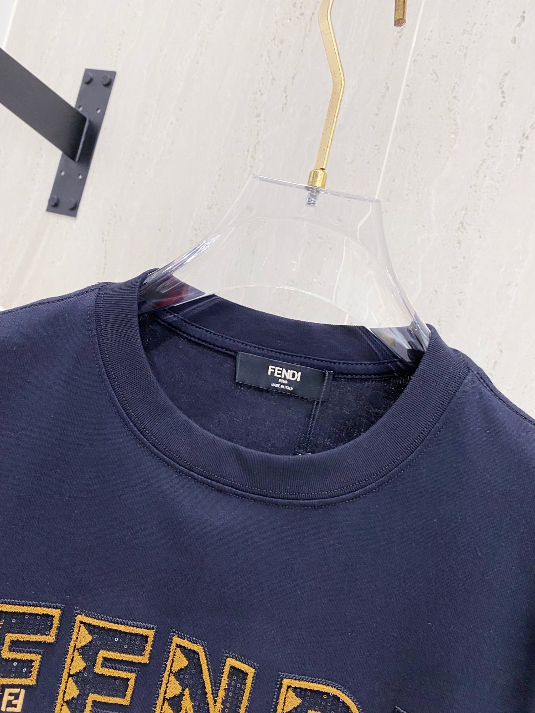 芬*Fendi 25SS春夏新款首发专柜最新款短袖圆领T恤 高端订制 设计前卫时尚！品牌logo重工艺设