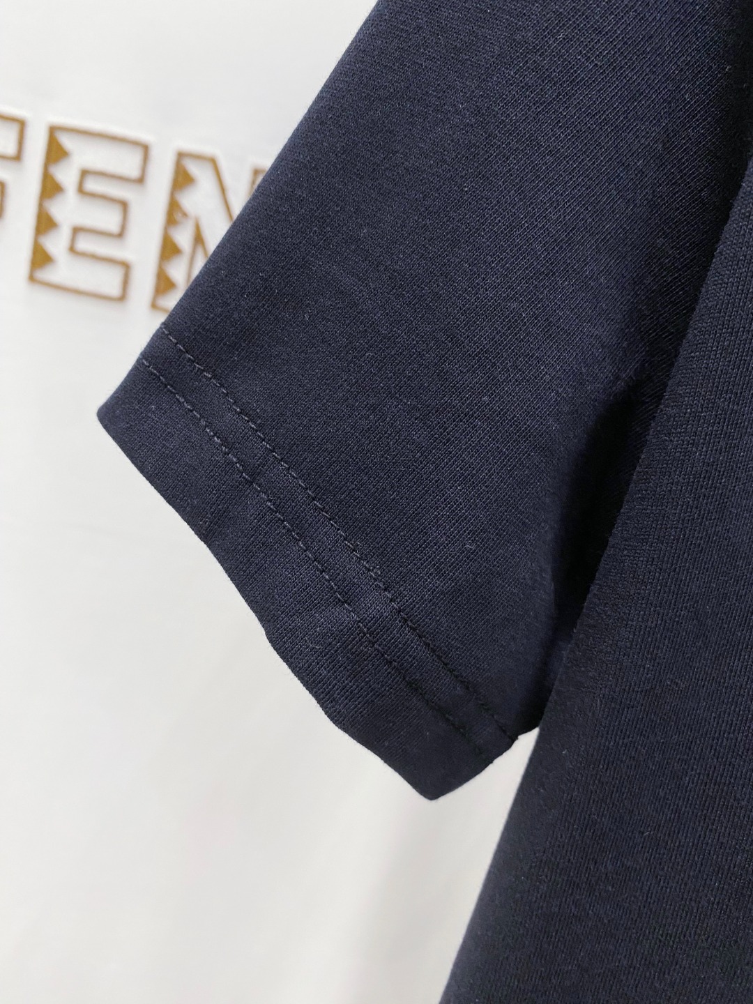 芬*Fendi 25SS春夏新款首发专柜最新款短袖圆领T恤 高端订制 设计前卫时尚！品牌logo重工艺设