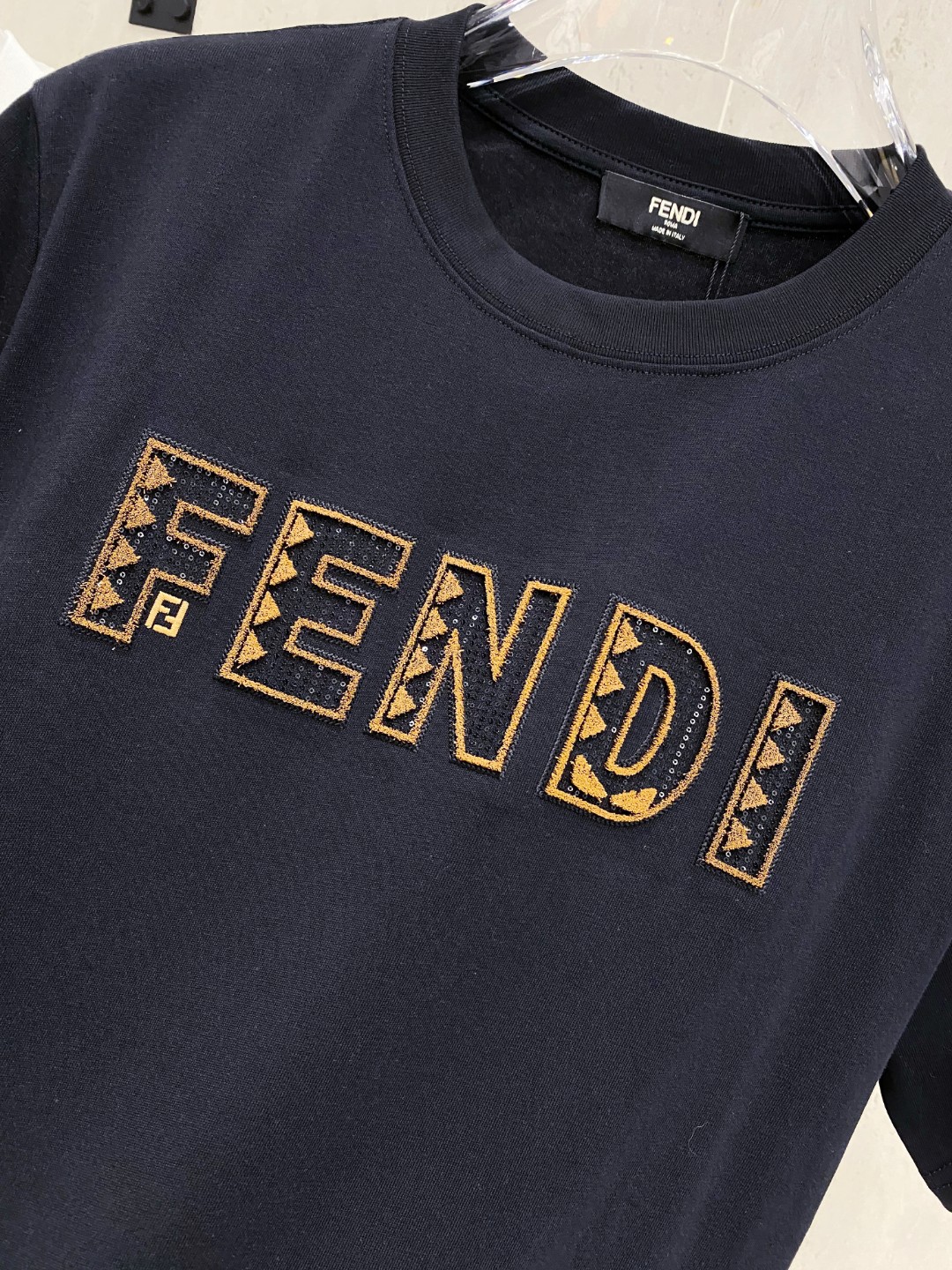 芬*Fendi 25SS春夏新款首发专柜最新款短袖圆领T恤 高端订制 设计前卫时尚！品牌logo重工艺设