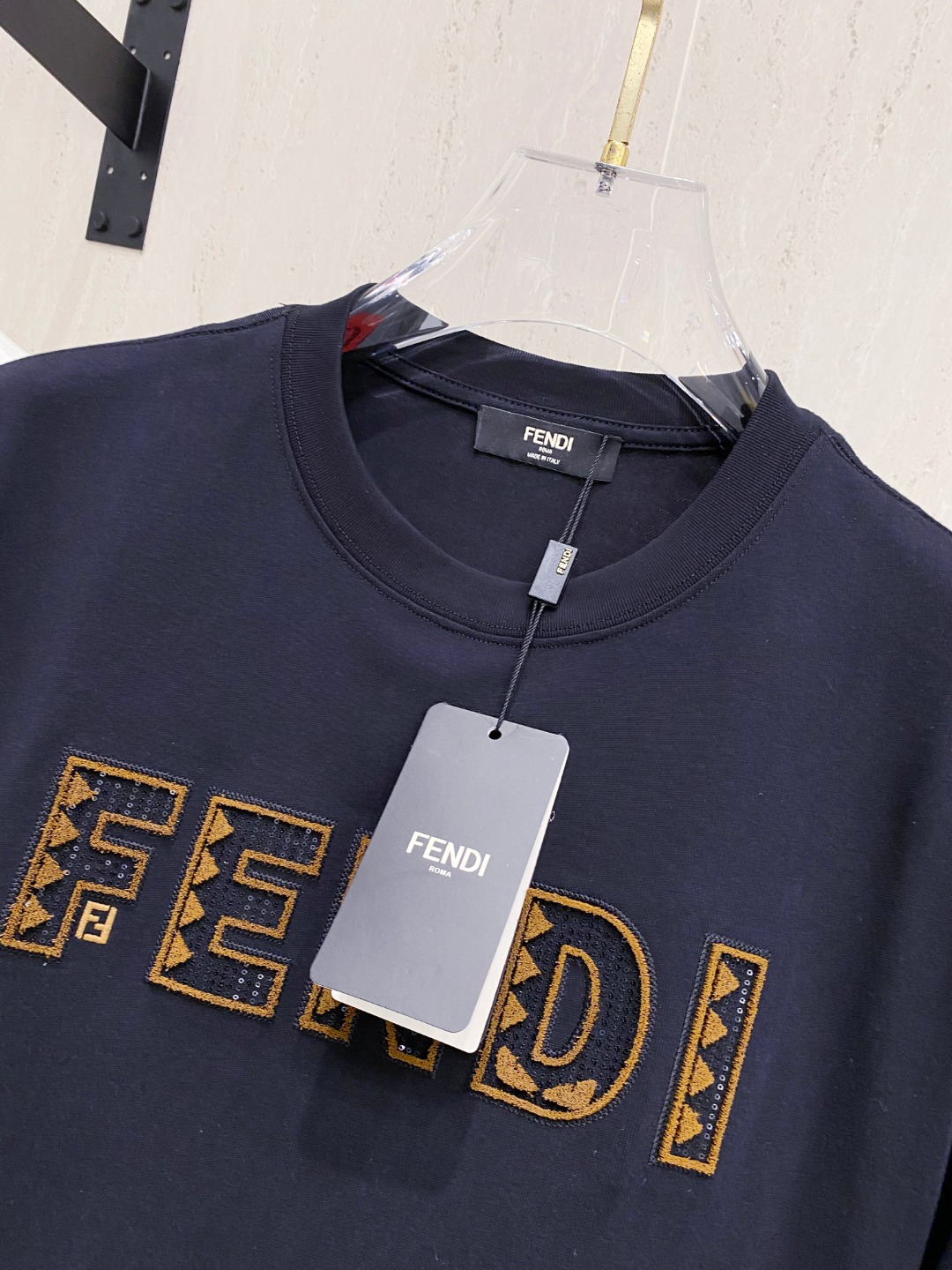 芬*Fendi 25SS春夏新款首发专柜最新款短袖圆领T恤 高端订制 设计前卫时尚！品牌logo重工艺设