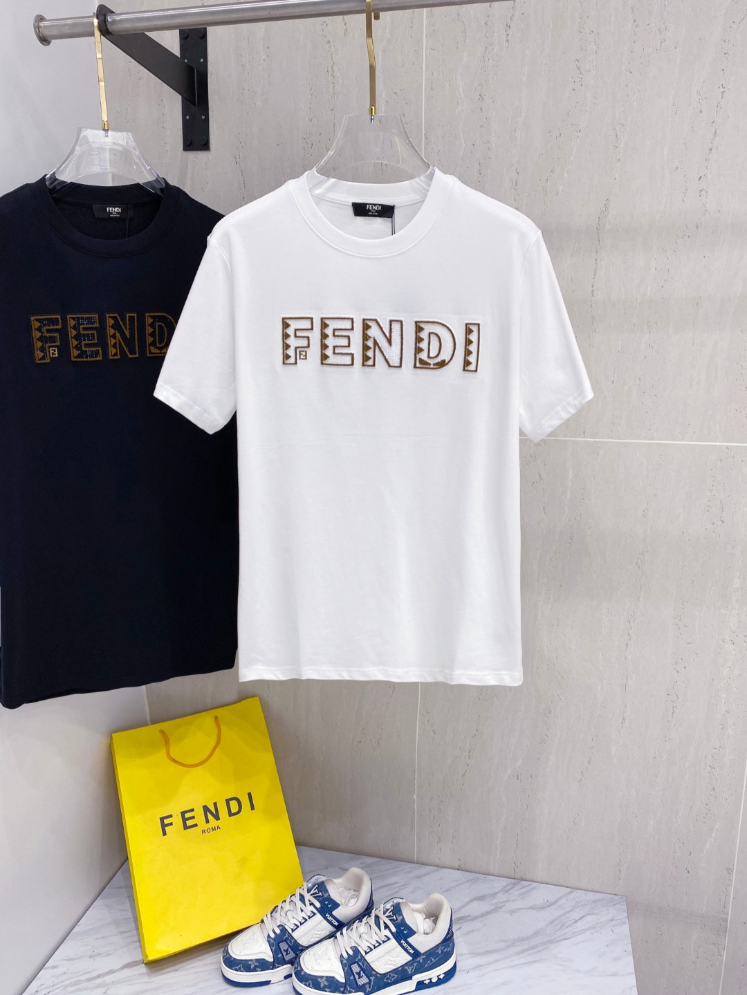 NO:413374,Fendi 25ss Spring and Summer New First-Open Counter Latest Short Sleeve Round Neck T-shirt High-end Customized Design Avant-garde and Fashionable!  Brand logo heavy craft design High-end custom 240g fabric. Soft feel and comfortable to wear. Premium car line with counter level. Black and white. S-2XL, fendi, T-shirt, tees, t-shirt, alexander wang19860909芬*Fendi 25ss春夏新款首发专柜最新款短袖圆领T恤 高端订制 设计前卫时尚！品牌logo重工艺设计 高端定制240克面料.手感柔软.穿着舒适.专柜级别精致车线.颜色黑色.白色.码数S-2XL,,fendi,T-shirt,tees，t-shirt,alexander wang,Men's clothing