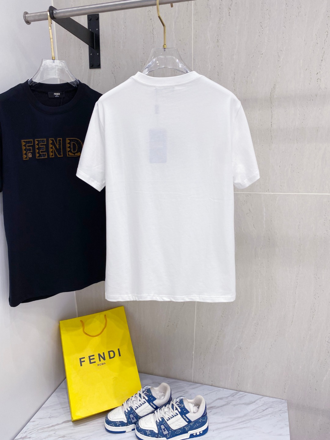 芬*Fendi 25SS春夏新款首发专柜最新款短袖圆领T恤 高端订制 设计前卫时尚！品牌logo重工艺设