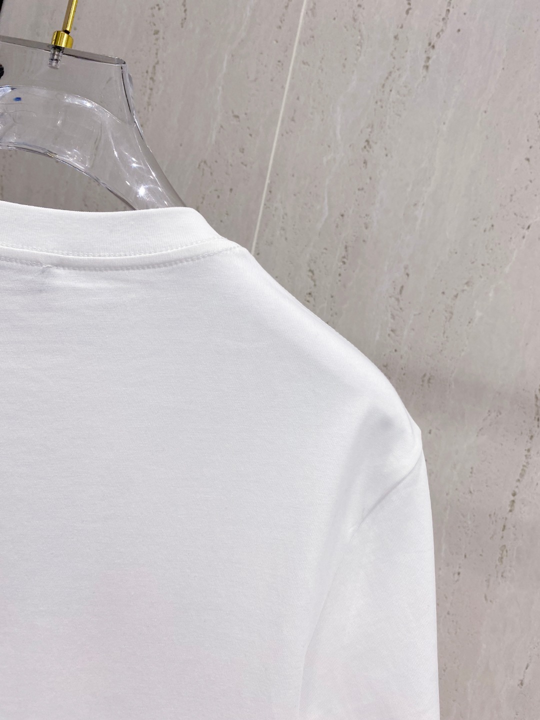 芬*Fendi 25SS春夏新款首发专柜最新款短袖圆领T恤 高端订制 设计前卫时尚！品牌logo重工艺设