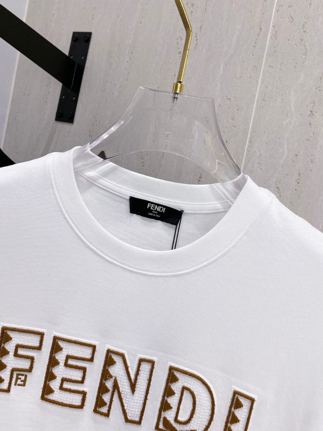 芬*Fendi 25SS春夏新款首发专柜最新款短袖圆领T恤 高端订制 设计前卫时尚！品牌logo重工艺设