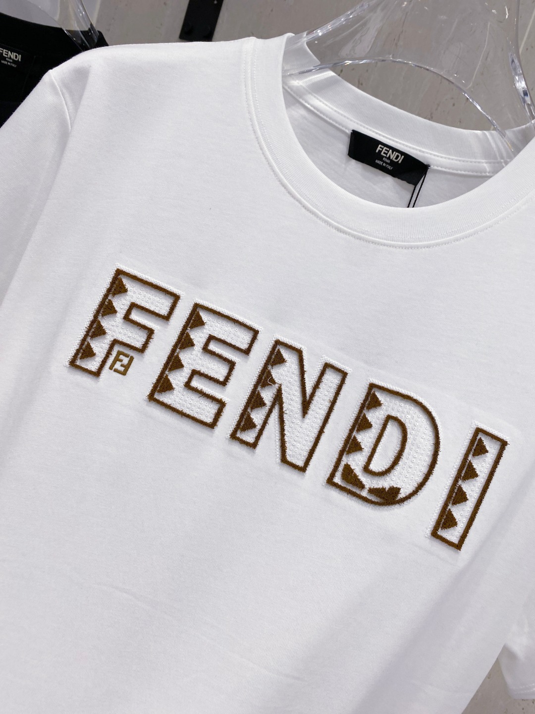 芬*Fendi 25SS春夏新款首发专柜最新款短袖圆领T恤 高端订制 设计前卫时尚！品牌logo重工艺设