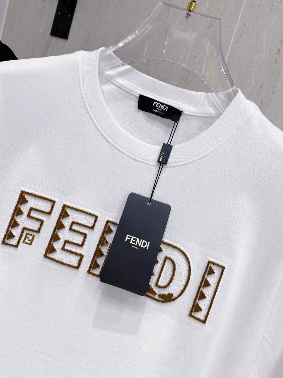 芬*Fendi 25SS春夏新款首发专柜最新款短袖圆领T恤 高端订制 设计前卫时尚！品牌logo重工艺设