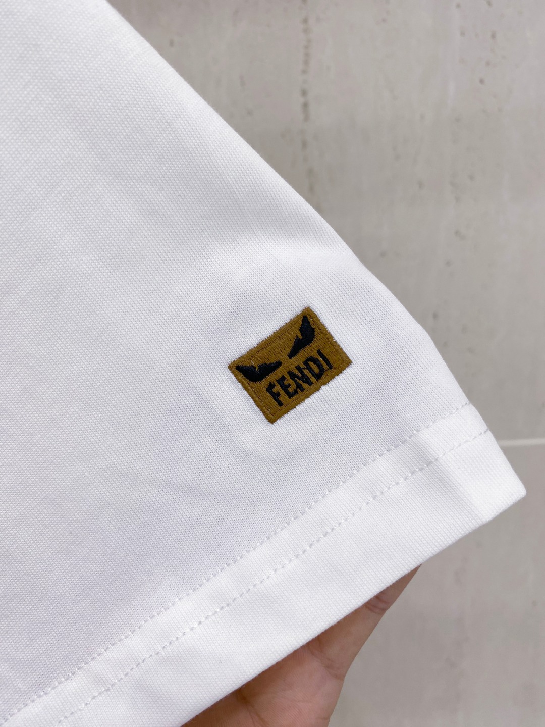 芬*Fendi 25SS春夏新款首发专柜最新款短袖圆领T恤 高端订制 设计前卫时尚！品牌logo重工艺设
