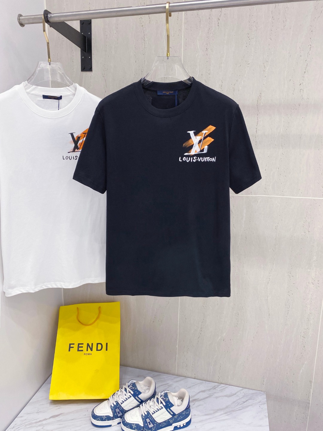 路易威*1V 25SS春夏新款首发专柜最新款短袖圆领T恤 手绘高端订制 设计前卫时尚！品牌logo重工艺