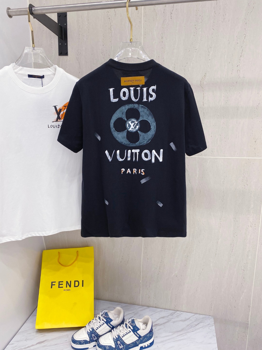 路易威*1V 25SS春夏新款首发专柜最新款短袖圆领T恤 手绘高端订制 设计前卫时尚！品牌logo重工艺