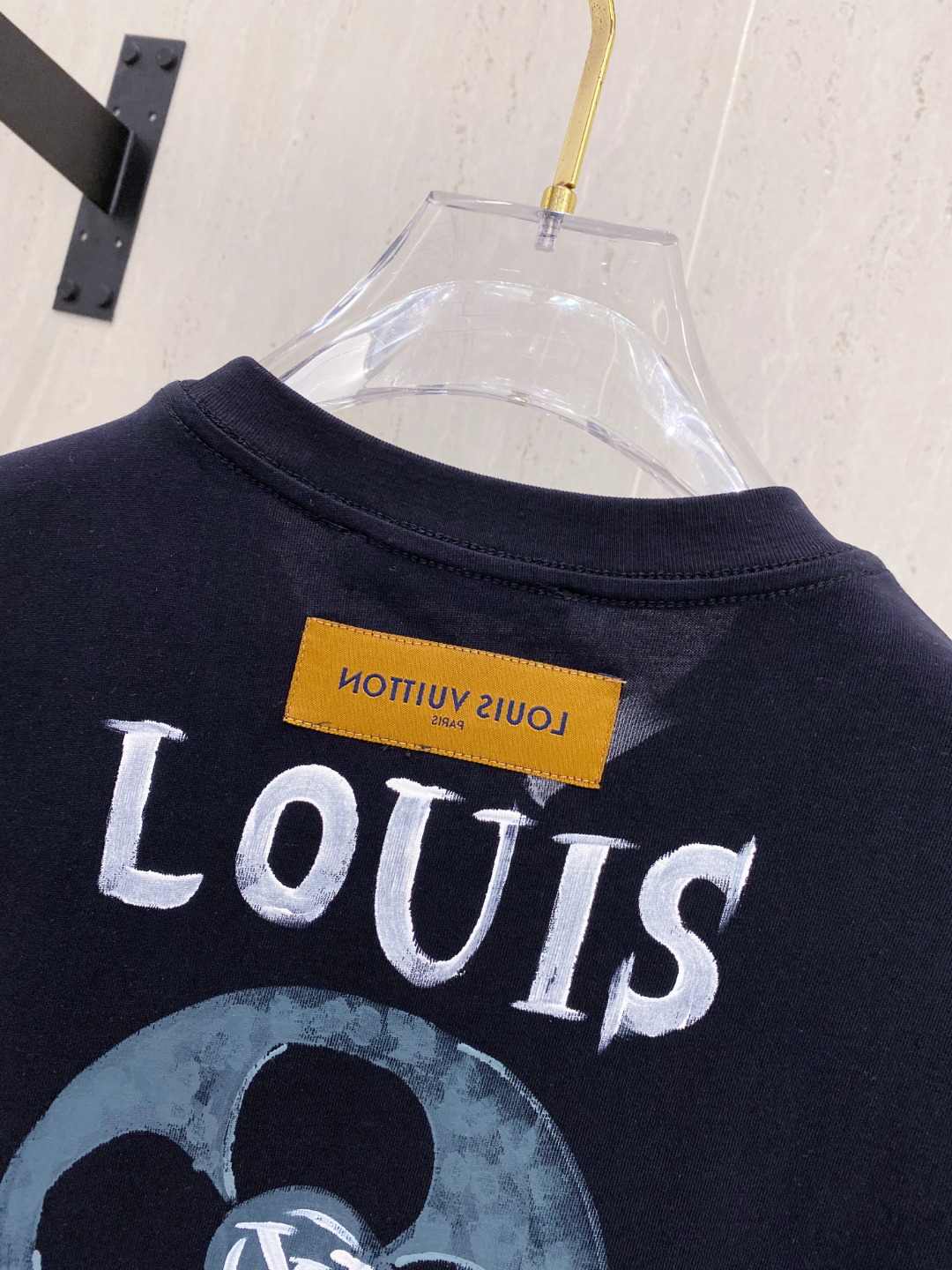 路易威*1V 25SS春夏新款首发专柜最新款短袖圆领T恤 手绘高端订制 设计前卫时尚！品牌logo重工艺