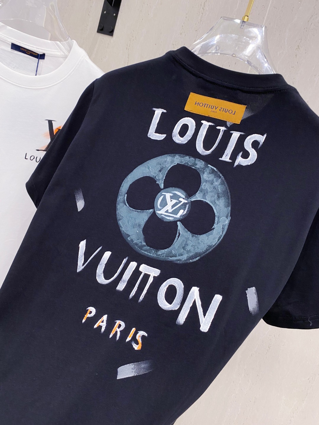 路易威*1V 25SS春夏新款首发专柜最新款短袖圆领T恤 手绘高端订制 设计前卫时尚！品牌logo重工艺