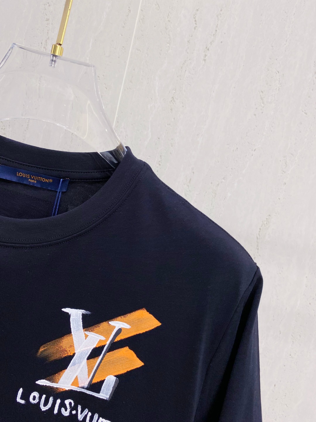 路易威*1V 25SS春夏新款首发专柜最新款短袖圆领T恤 手绘高端订制 设计前卫时尚！品牌logo重工艺