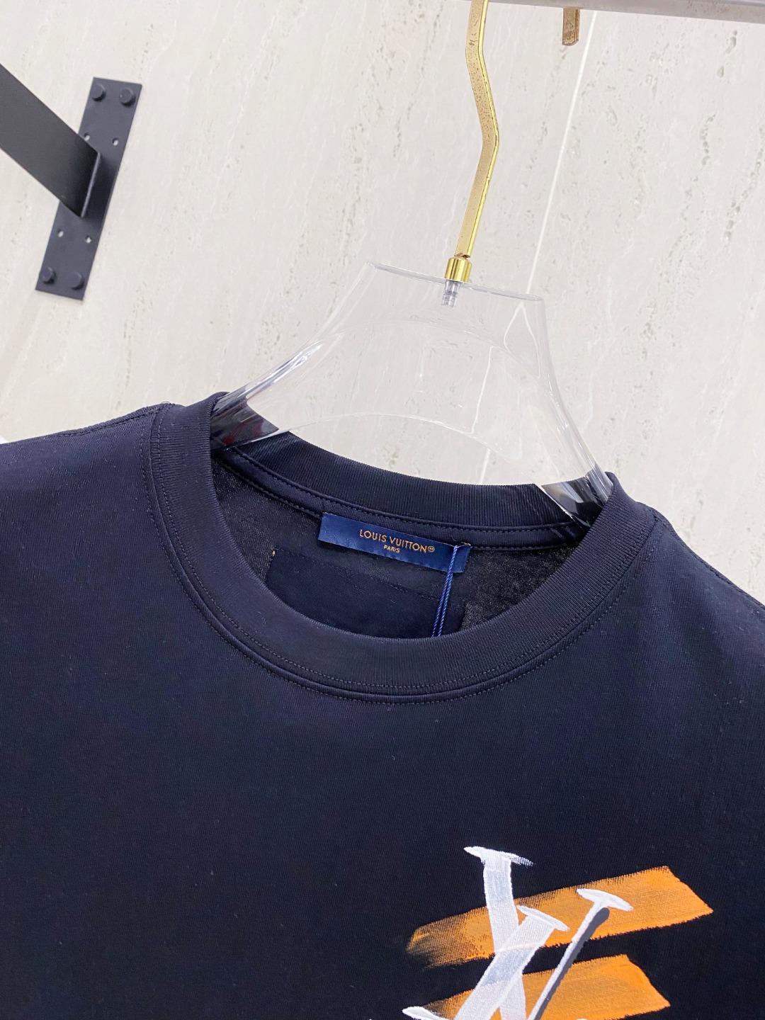 路易威*1V 25SS春夏新款首发专柜最新款短袖圆领T恤 手绘高端订制 设计前卫时尚！品牌logo重工艺