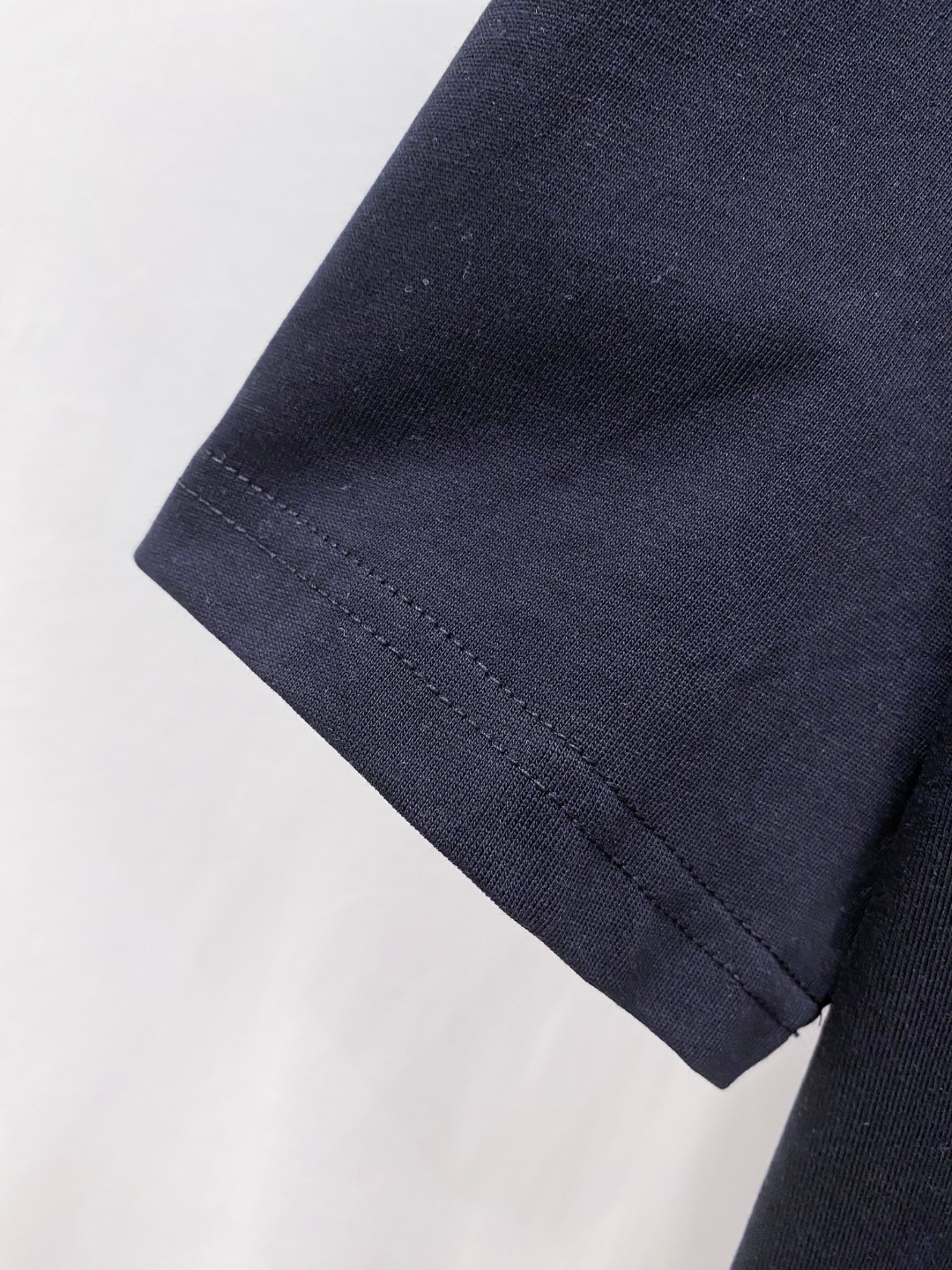 路易威*1V 25SS春夏新款首发专柜最新款短袖圆领T恤 手绘高端订制 设计前卫时尚！品牌logo重工艺