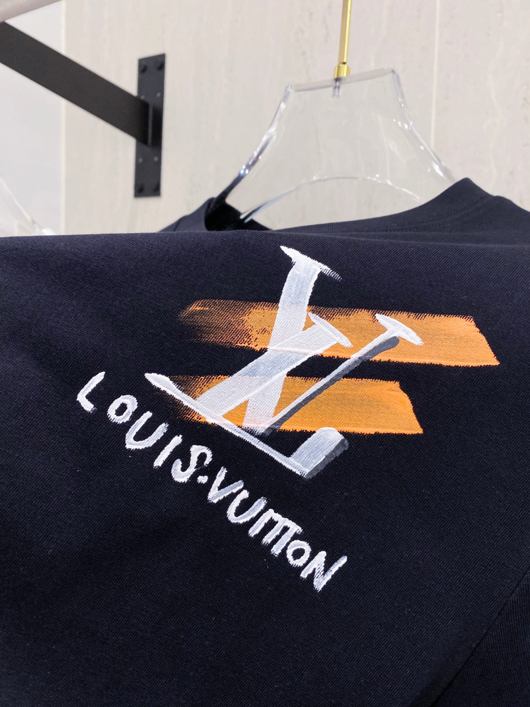 路易威*1V 25SS春夏新款首发专柜最新款短袖圆领T恤 手绘高端订制 设计前卫时尚！品牌logo重工艺