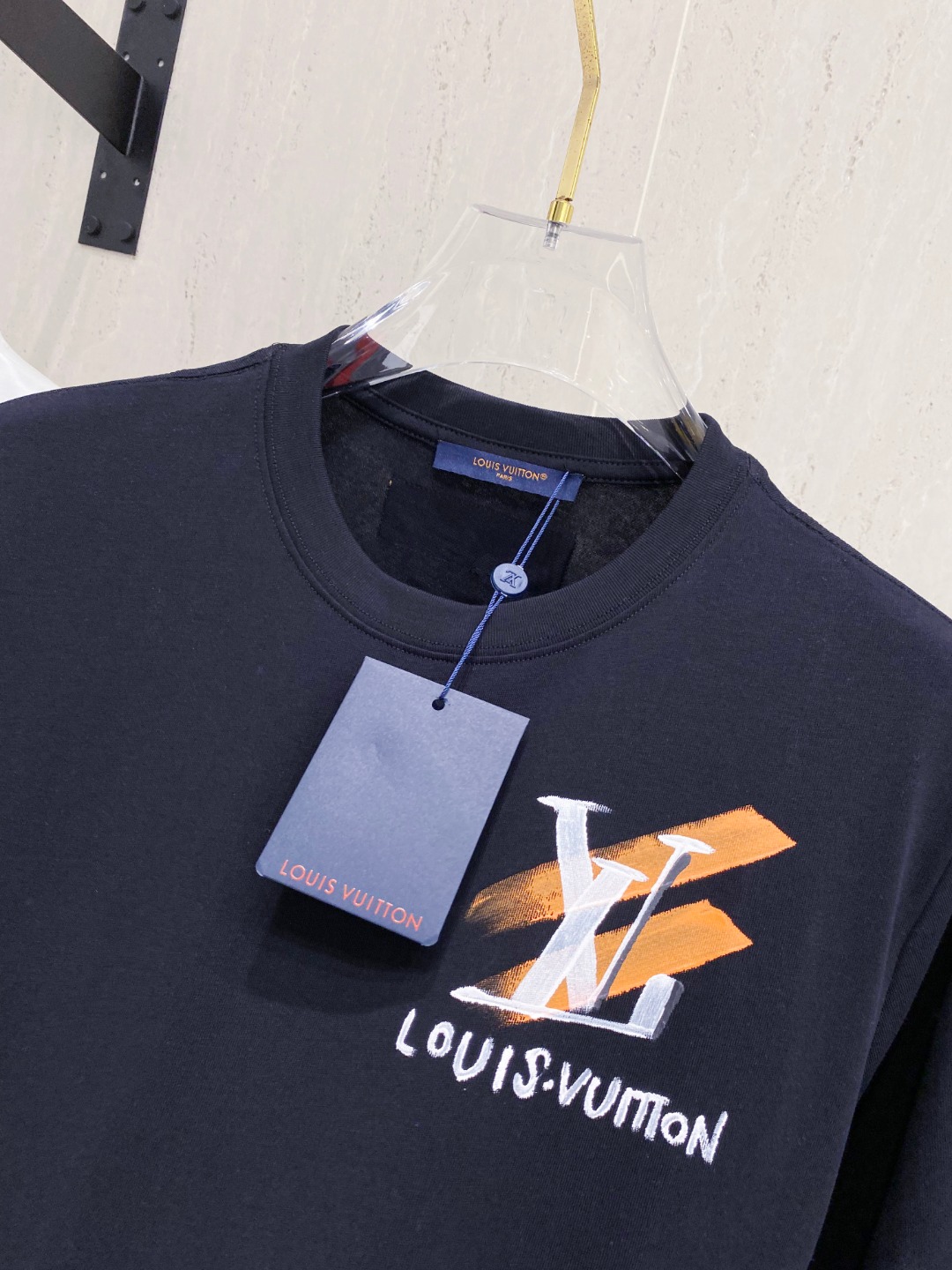 路易威*1V 25SS春夏新款首发专柜最新款短袖圆领T恤 手绘高端订制 设计前卫时尚！品牌logo重工艺