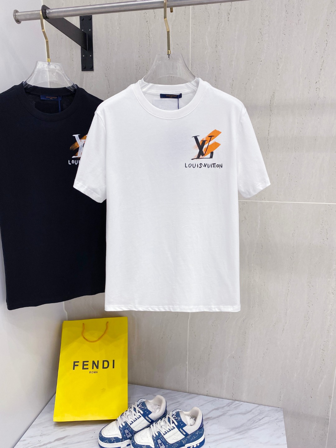 NO:413389,Louisville*LV 25ss Spring and Summer New First-Open Counter Latest Short-sleeved Round Neck T-shirt Hand-painted craftsmanship High-end Customization Design Avant-garde and fashionable!  Brand logo heavy craft design High-end custom 240g fabric. Soft feel and comfortable to wear. Counter-level exquisite car line. Color black and white. S-2XL,,louis vuitton,louis vuitton,T-shirt,tees,t-shirt,alexander wang19860909路易威*LV 25ss春夏新款首发专柜最新款短袖圆领T恤 手绘工艺 高端订制 设计前卫时尚！品牌logo重工艺设计 高端定制240克面料.手感柔软.穿着舒适.专柜级别精致车线.颜色黑色.白色.码数S-2XL,,louis vuitton,louis vuitton,T-shirt,tees，t-shirt,alexander wang,Men's clothing