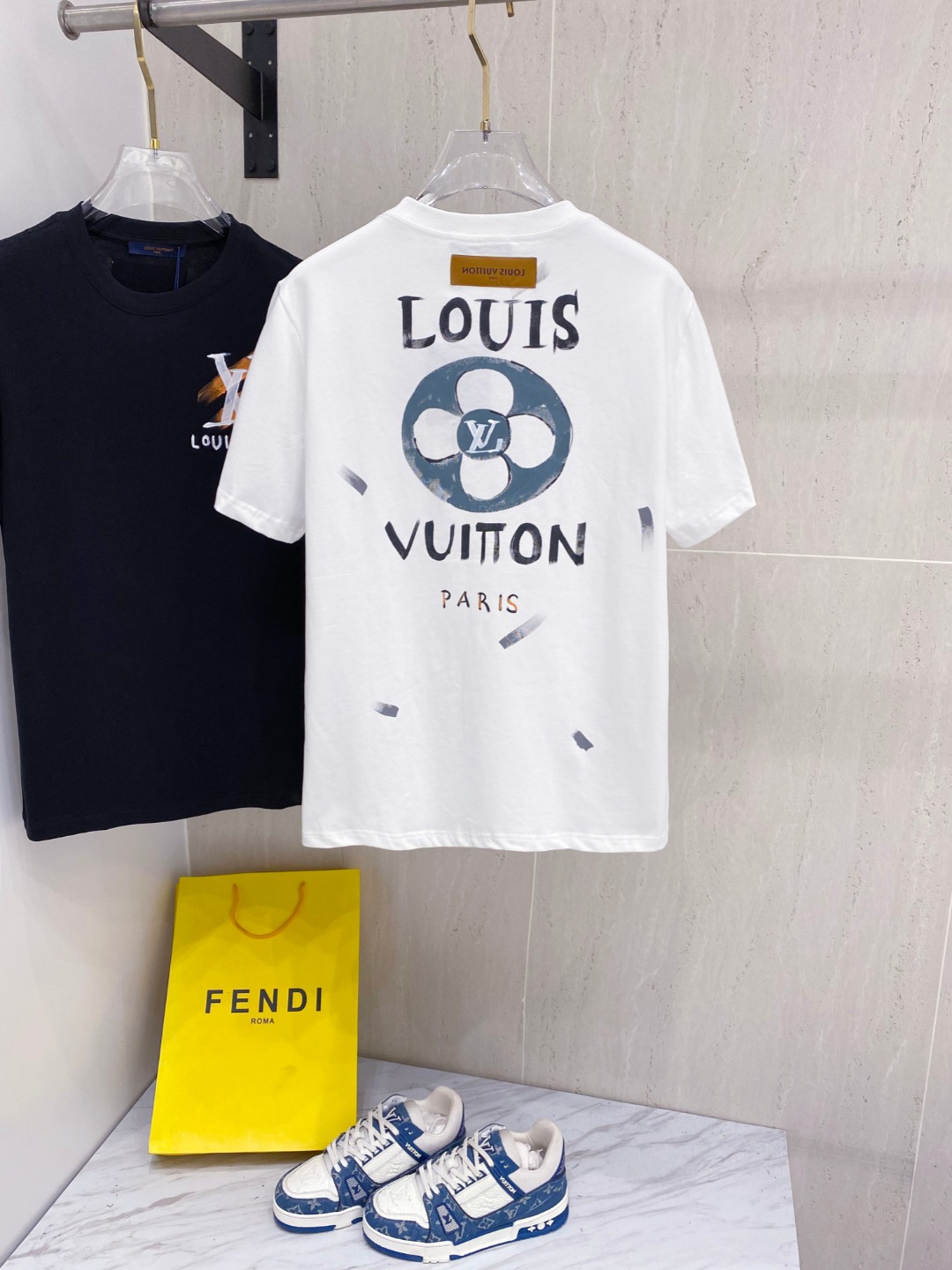 路易威*1V 25SS春夏新款首发专柜最新款短袖圆领T恤 手绘高端订制 设计前卫时尚！品牌logo重工艺