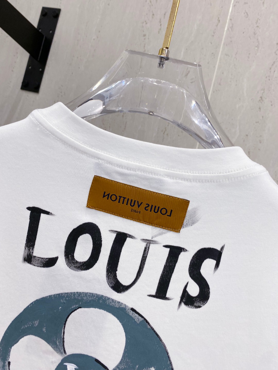 路易威*1V 25SS春夏新款首发专柜最新款短袖圆领T恤 手绘高端订制 设计前卫时尚！品牌logo重工艺